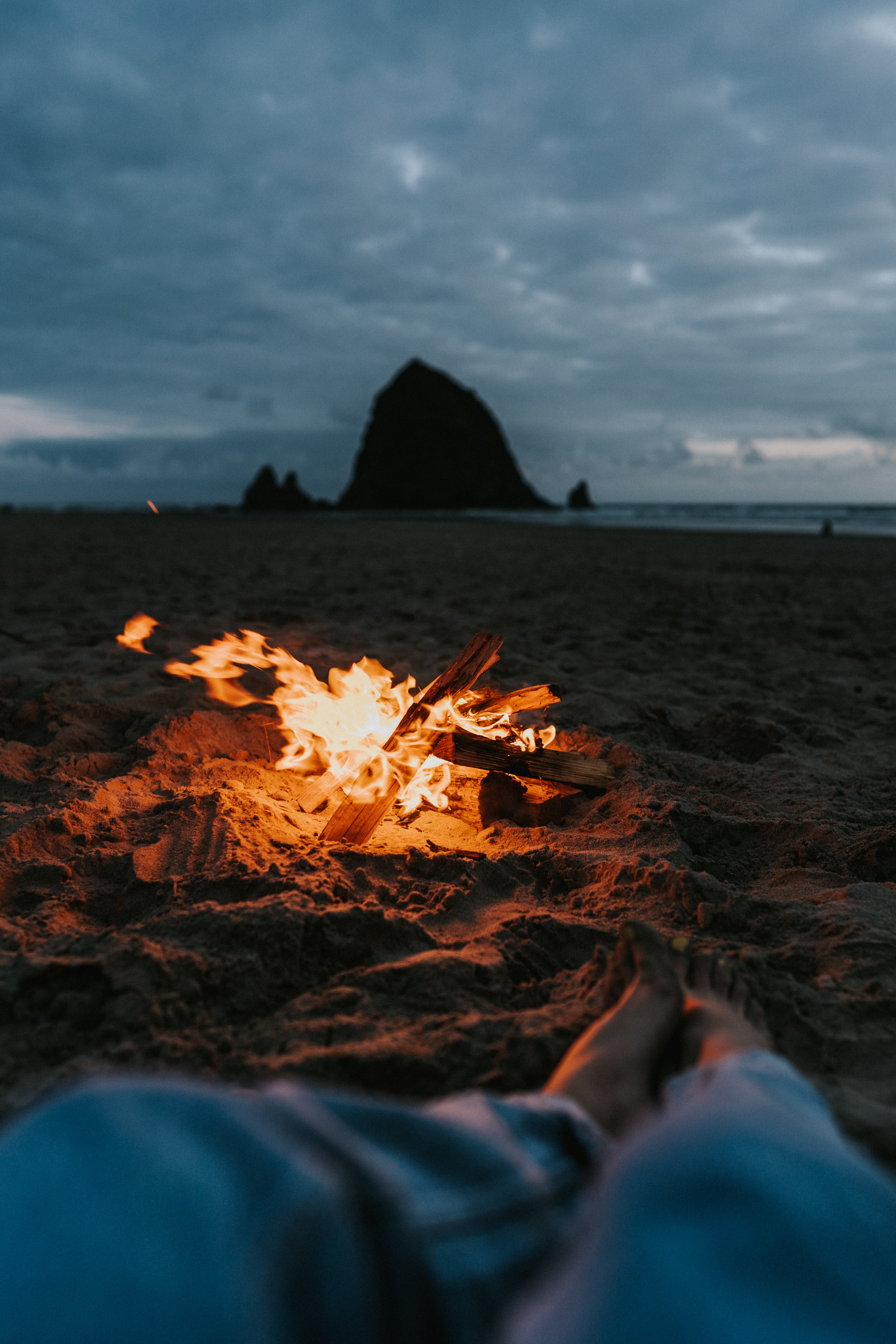 Download background bonfire, fire, twilight, beach, sand, miscellanea, miscellaneous, dusk