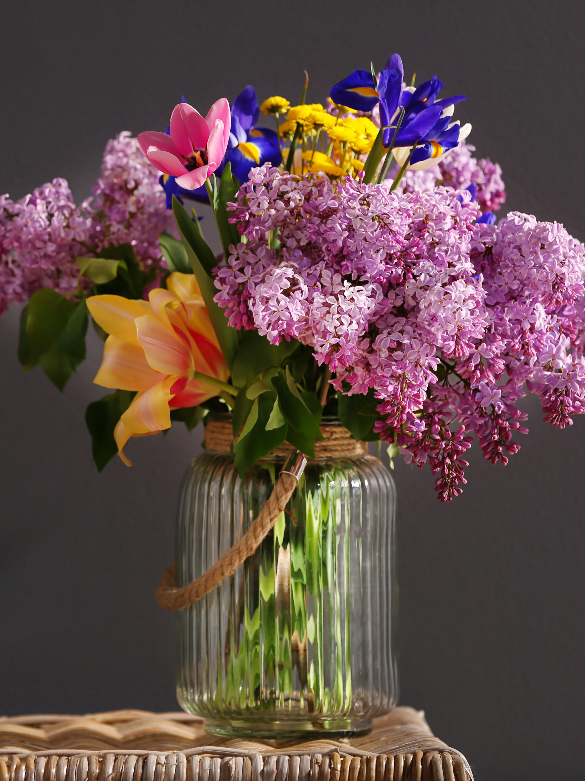 Handy-Wallpaper Blume, Lila, Vase, Bunt, Gelbe Blume, Menschengemacht, Pinke Blume, Stillleben, Flieder, Blaue Blume kostenlos herunterladen.