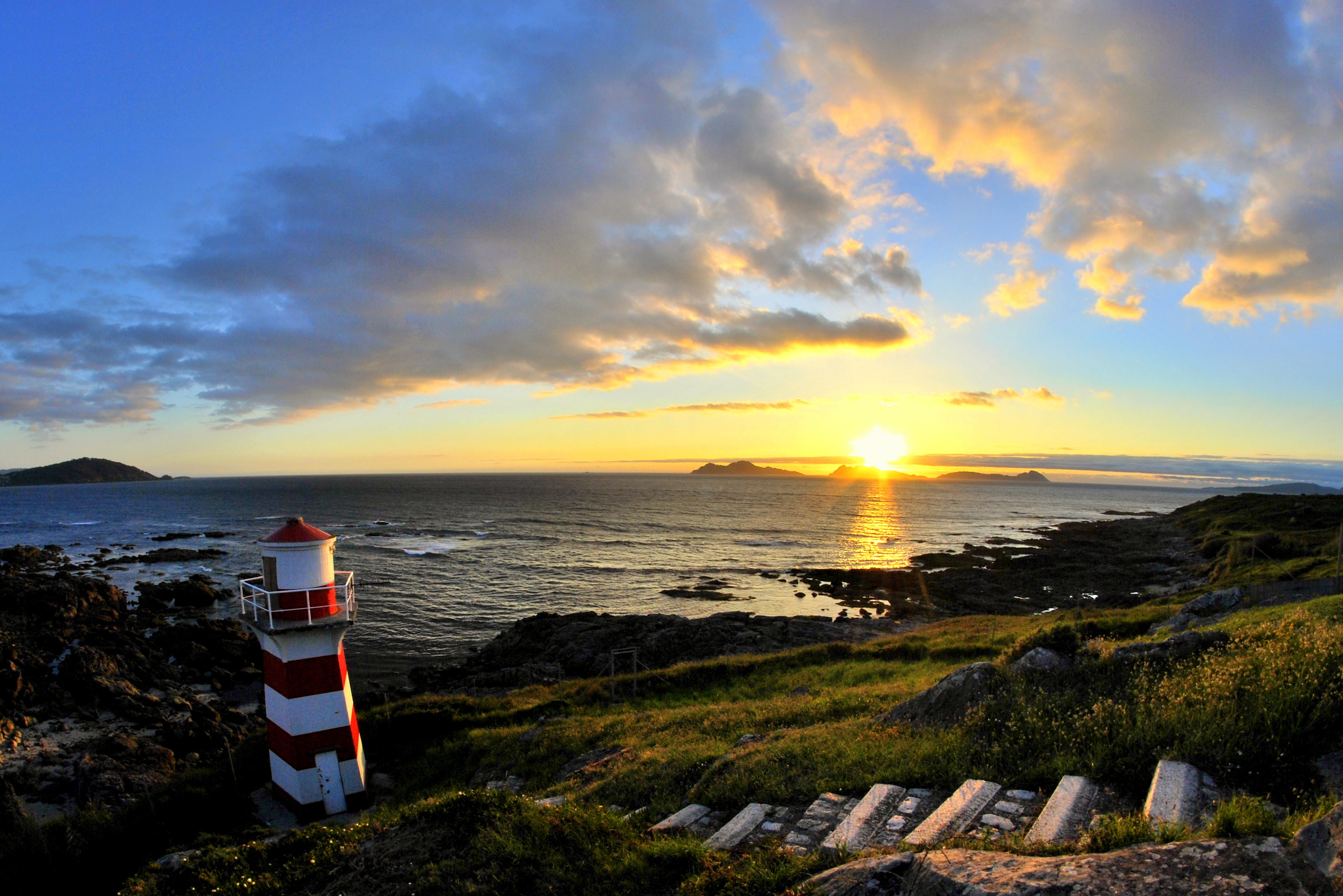 Handy-Wallpaper Küste, Leuchtturm, Spanien, Meer, Sonnenuntergang, Menschengemacht, Galicien kostenlos herunterladen.