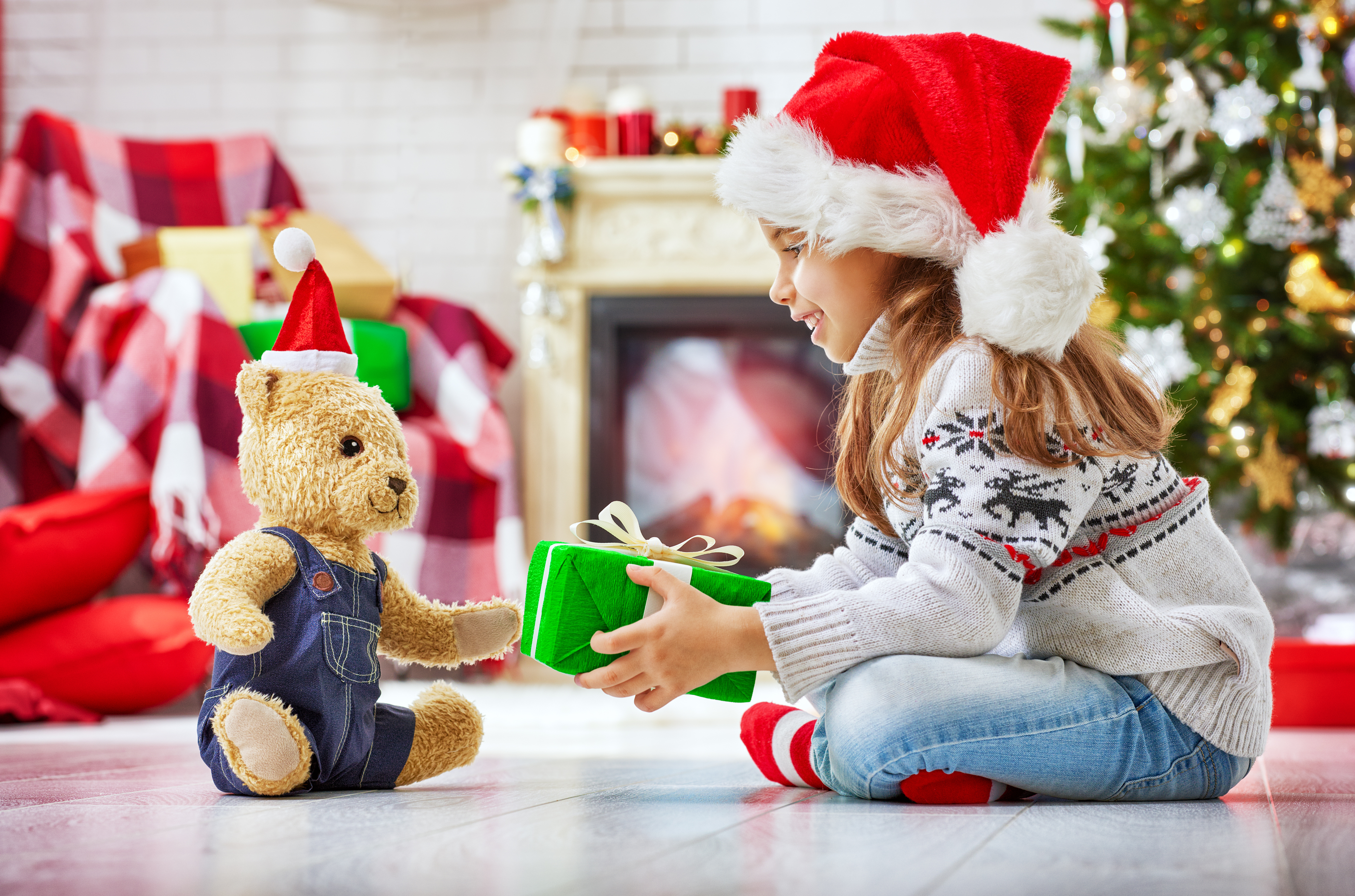 Descarga gratuita de fondo de pantalla para móvil de Navidad, Día Festivo, Regalo, Niño, Oso De Peluche, Sombrero De Santa.