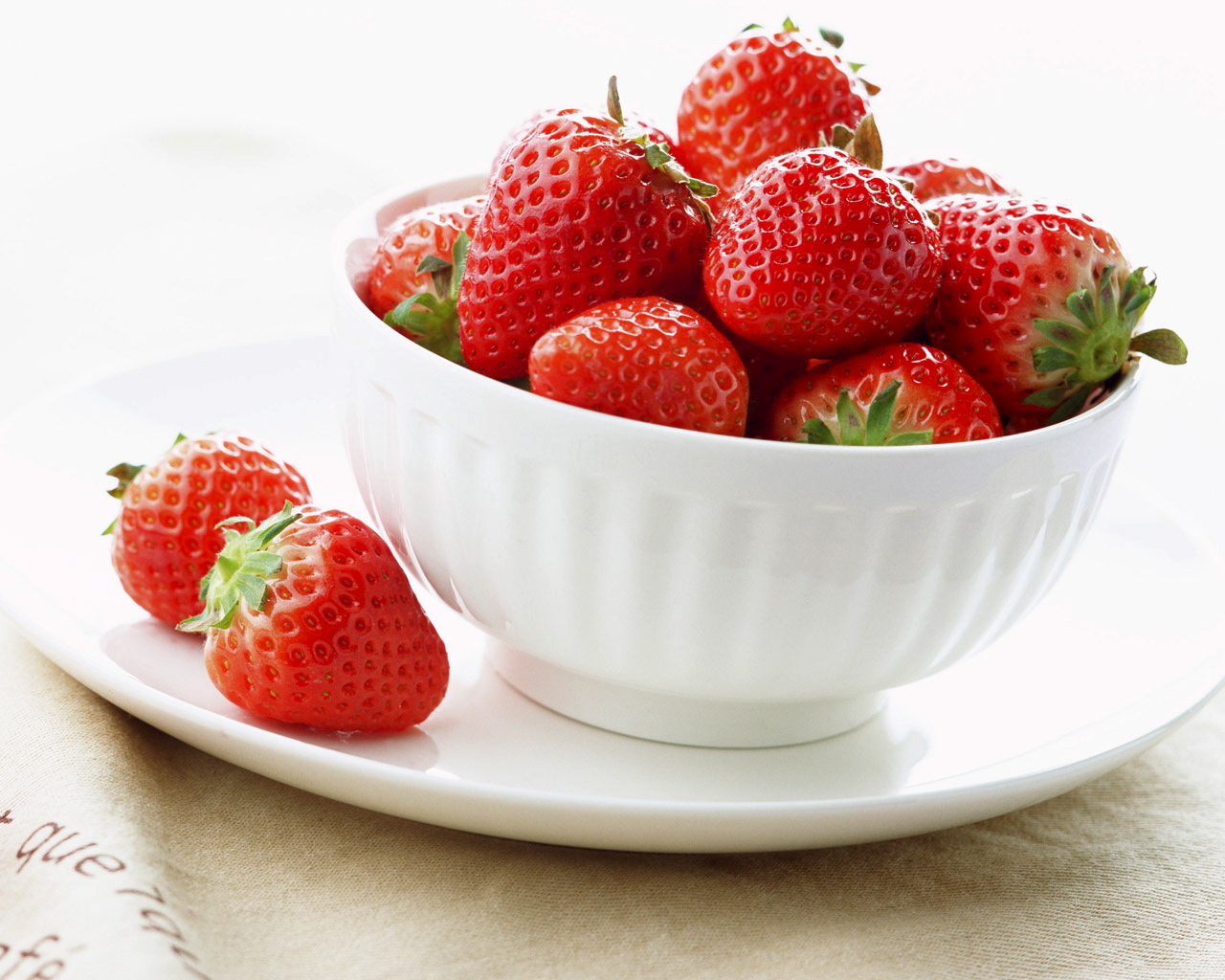 Handy-Wallpaper Lebensmittel, Berries, Erdbeere kostenlos herunterladen.