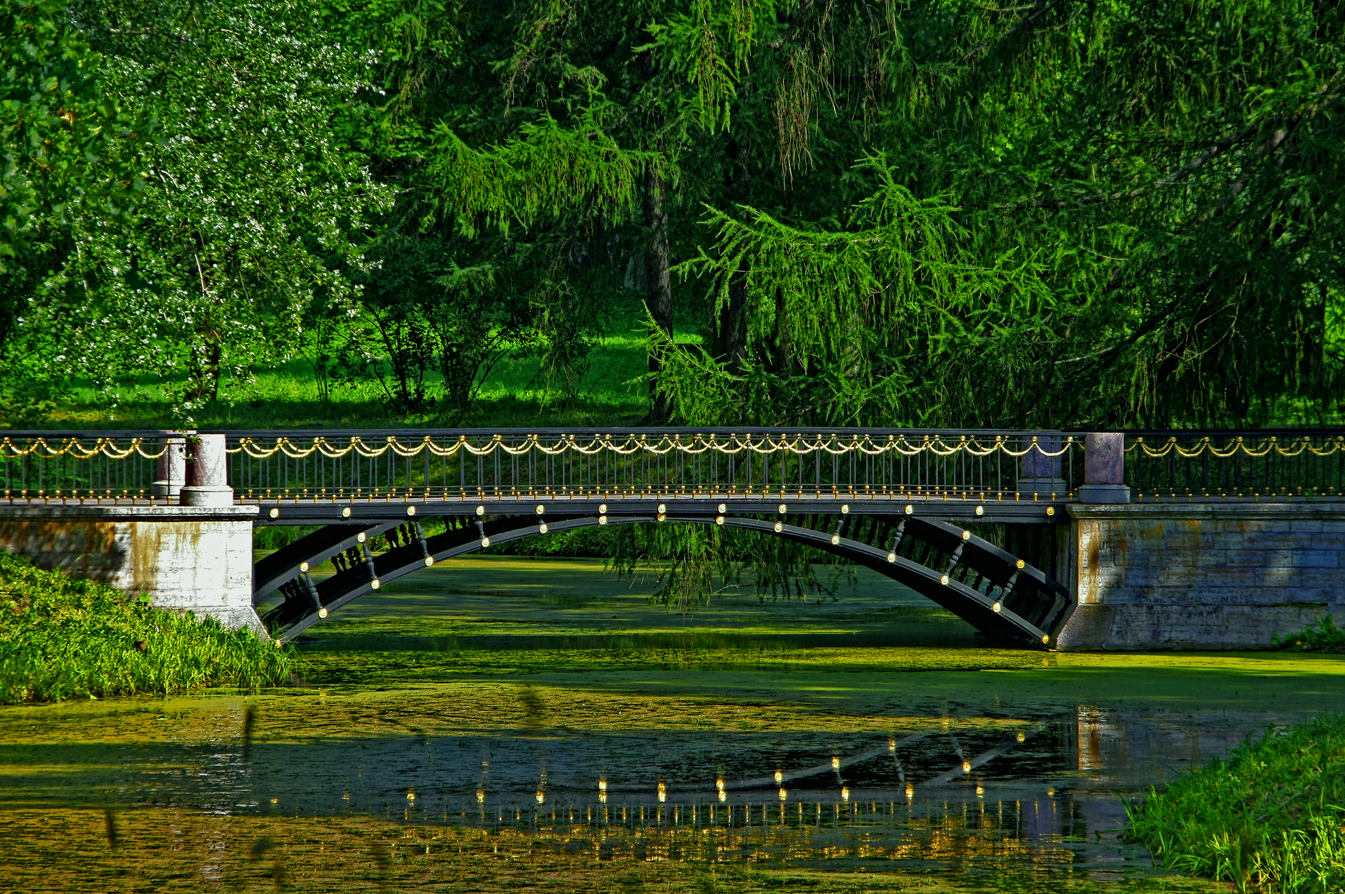 Handy-Wallpaper Brücke, Teich, Russland, Brücken, Menschengemacht, Spiegelung kostenlos herunterladen.