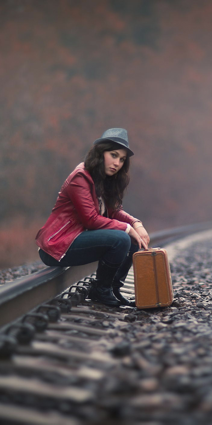 無料モバイル壁紙帽子, 鉄道, モデル, スーツケース, 女性をダウンロードします。