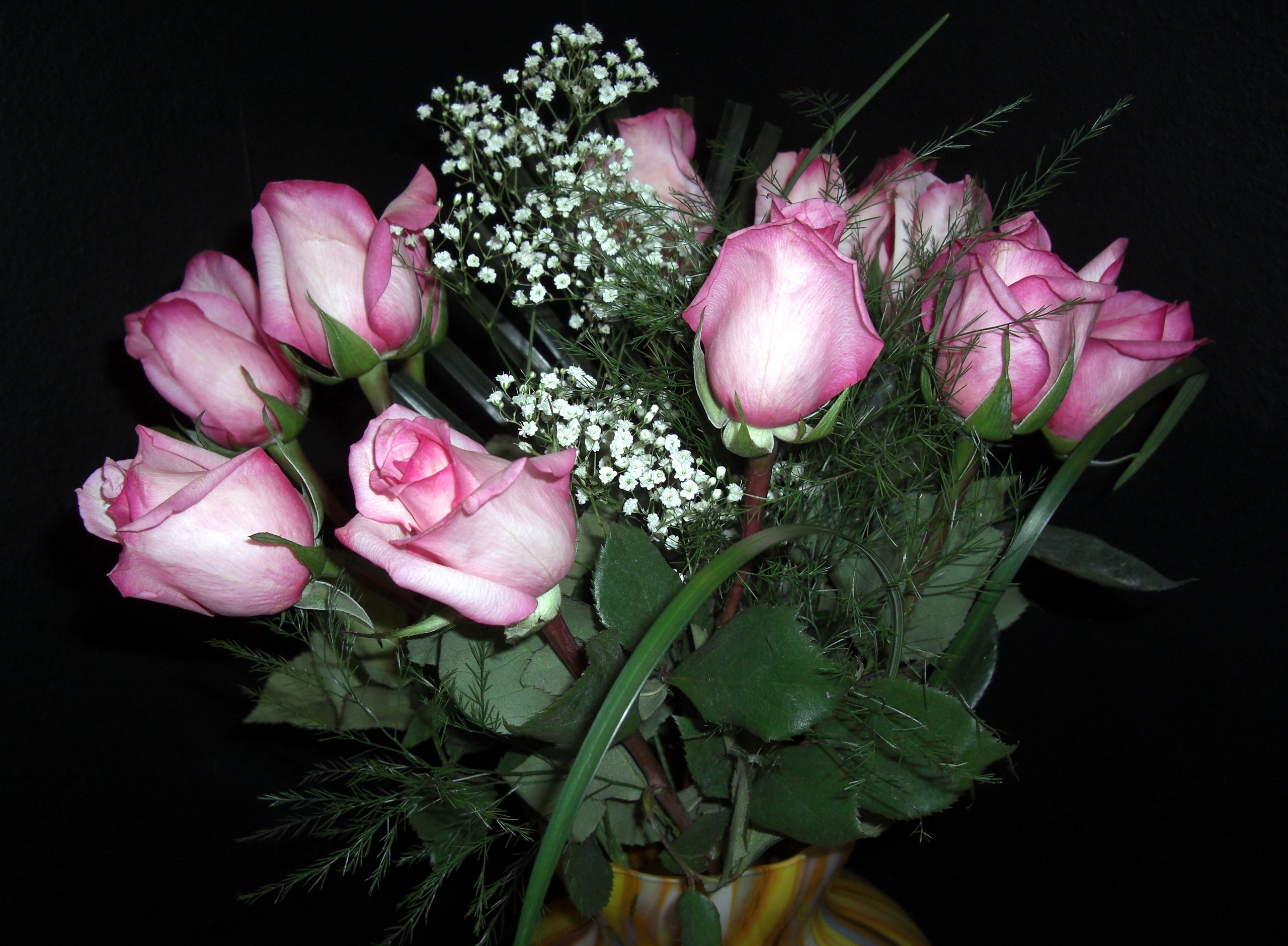 79008 скачать картинку розы, гипсофил, ваза, цветы, букет - обои и заставки бесплатно
