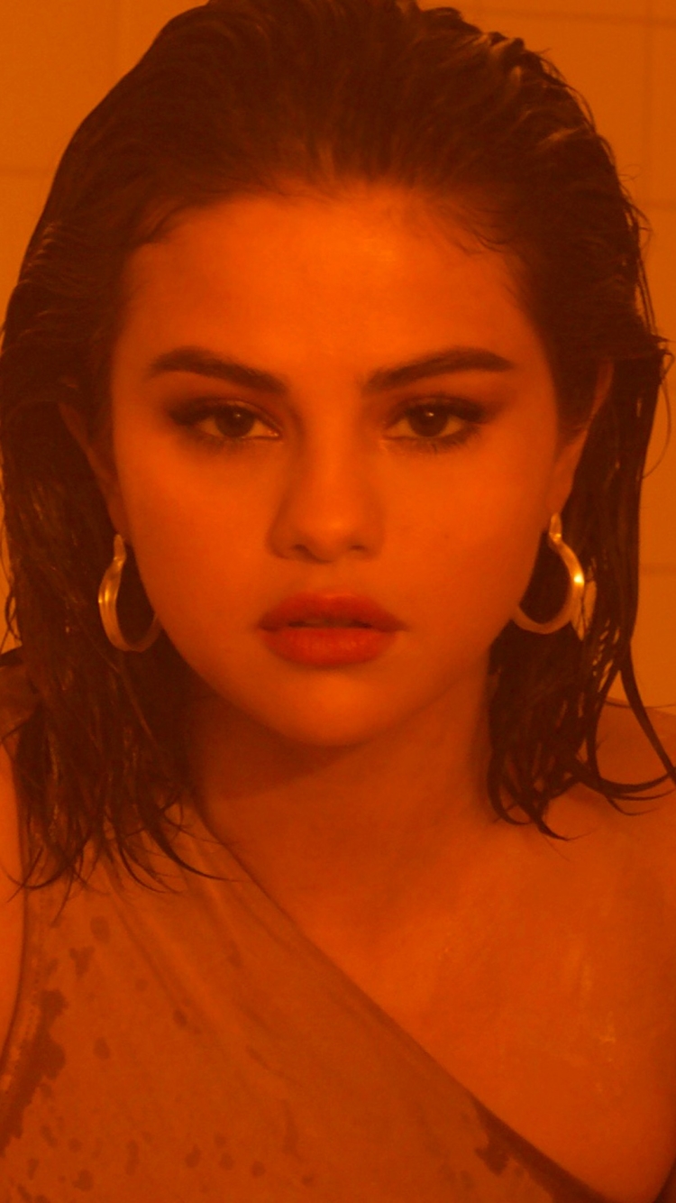Handy-Wallpaper Musik, Selena Gomez, Sänger, Brünette, Braune Augen, Orange Farbe), Darstellerin, Lippenstift kostenlos herunterladen.