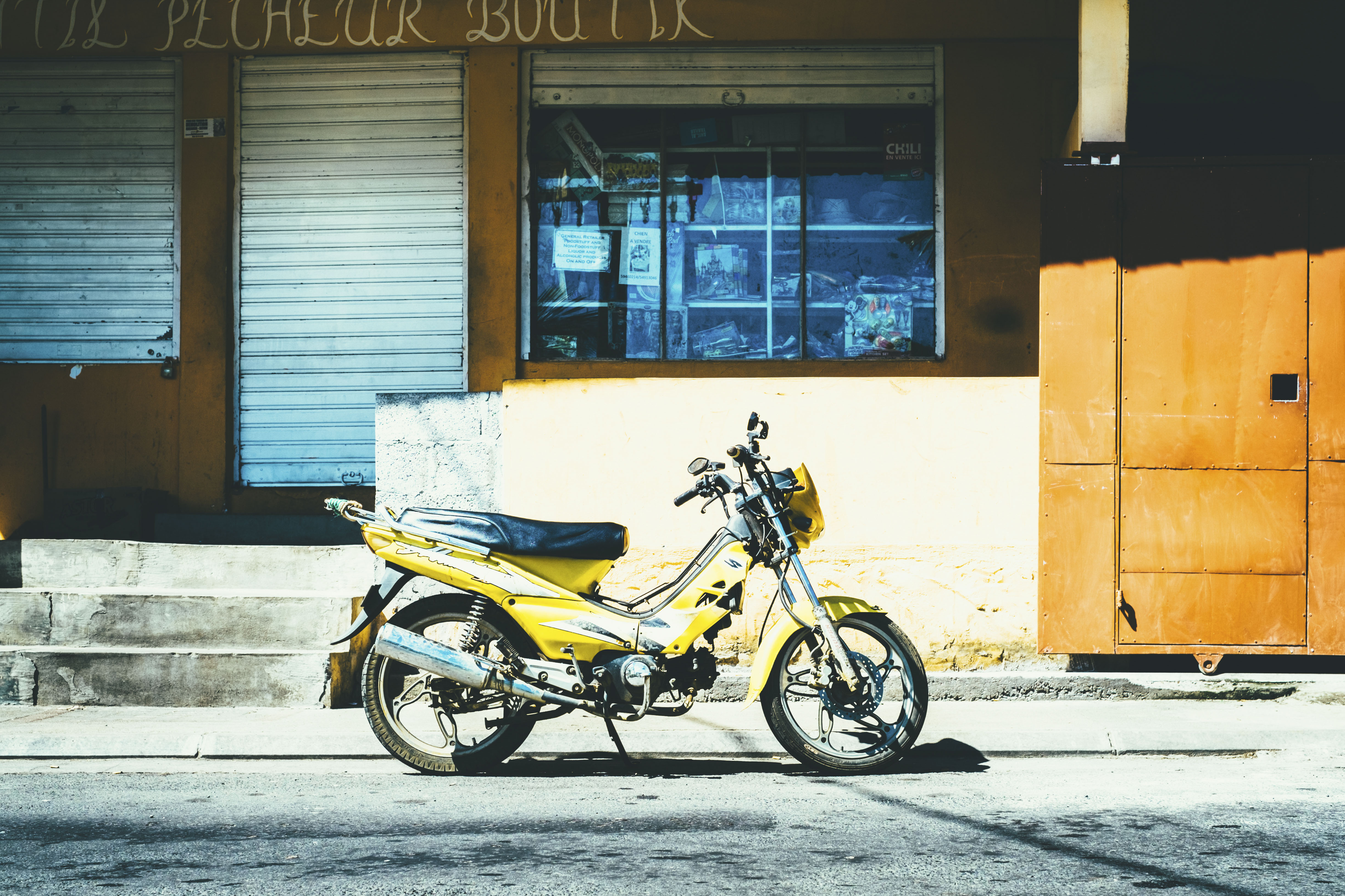 Скачать картинку Мотоцикл, Улица, Желтый, Мотоциклы в телефон бесплатно.