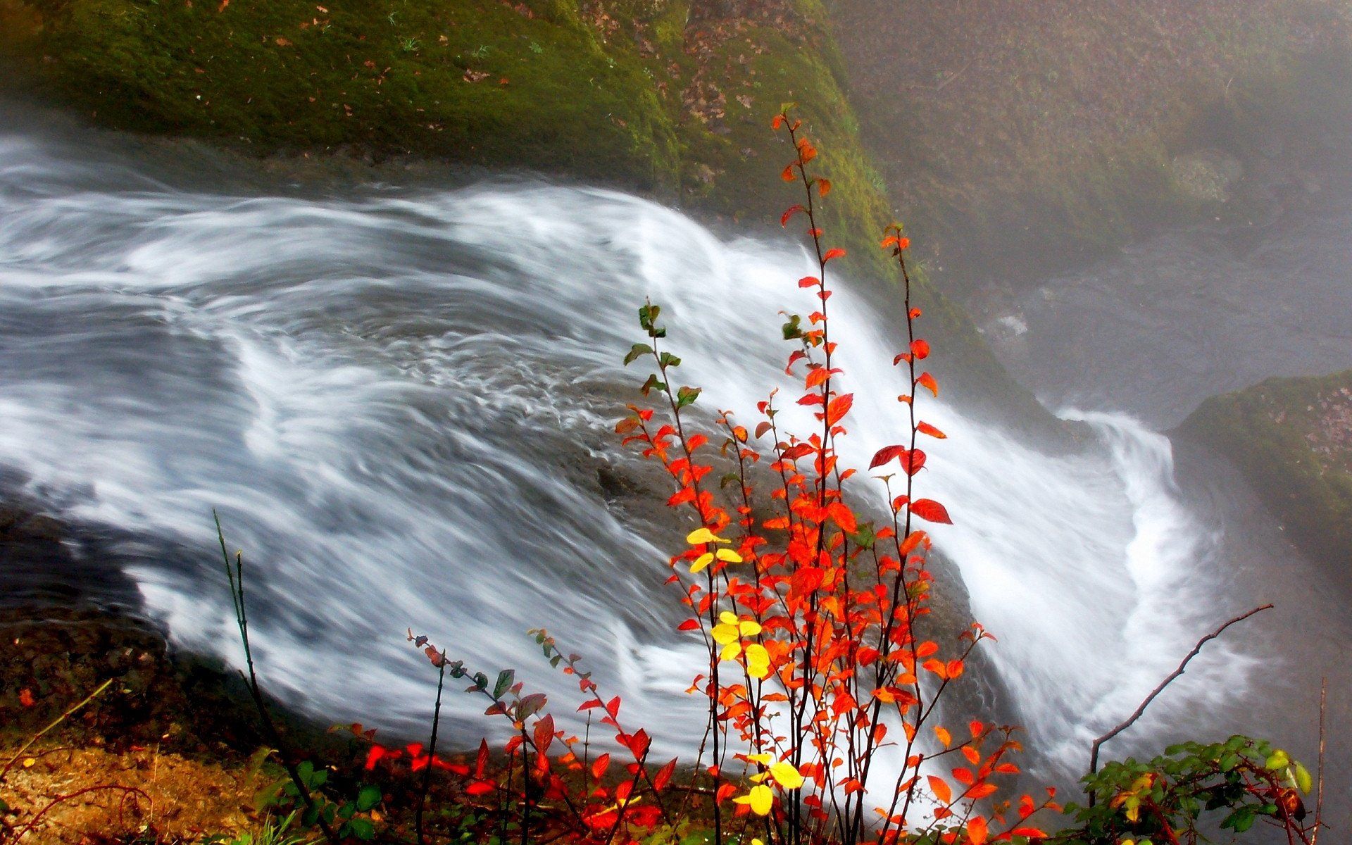 Handy-Wallpaper Natur, Fließen, Blätter, Fluss, Wasserfall, Herbst kostenlos herunterladen.