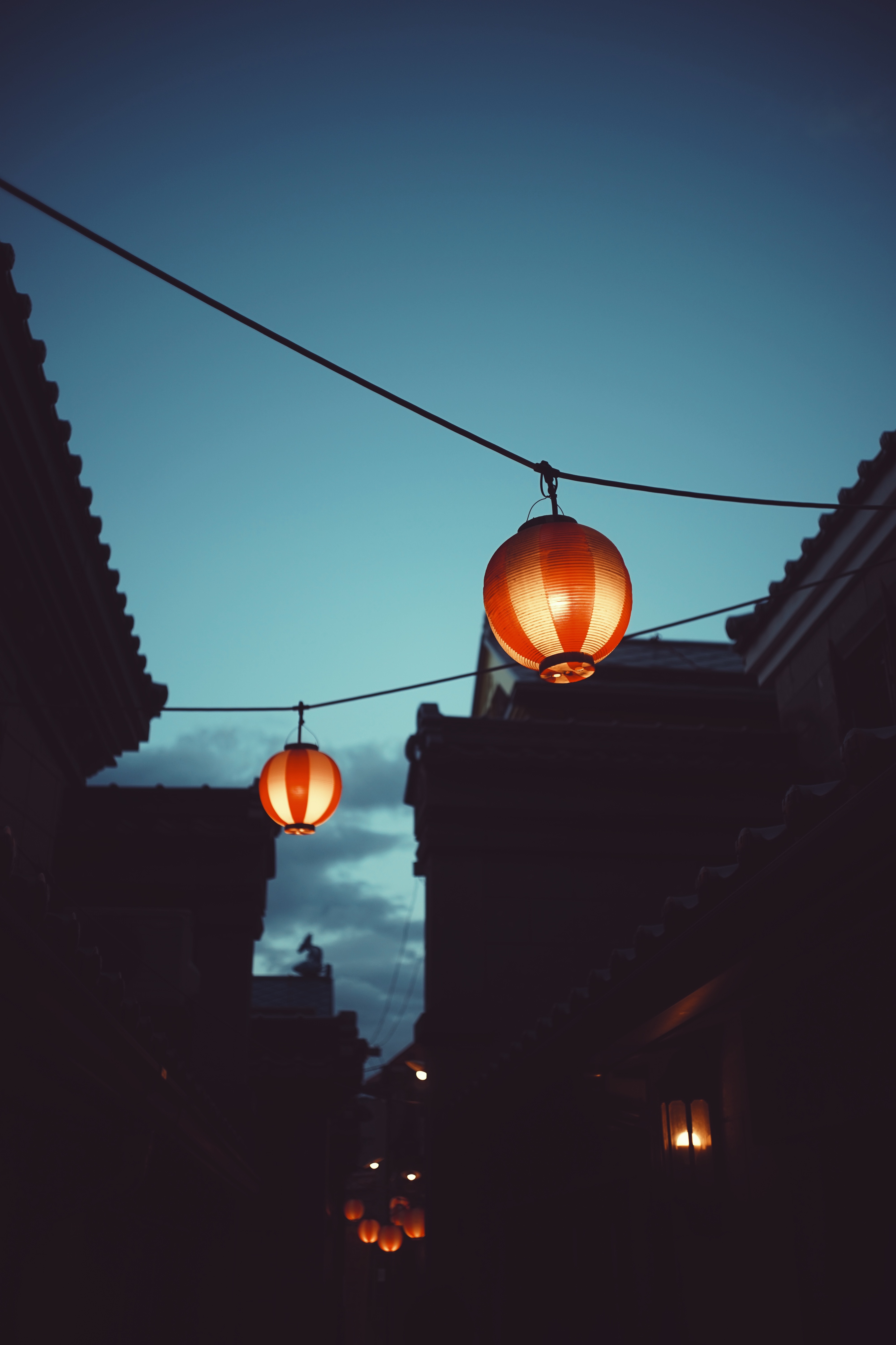 142191 скачать обои китайские фонарики, темные, небо, ночь, здания - заставки и картинки бесплатно