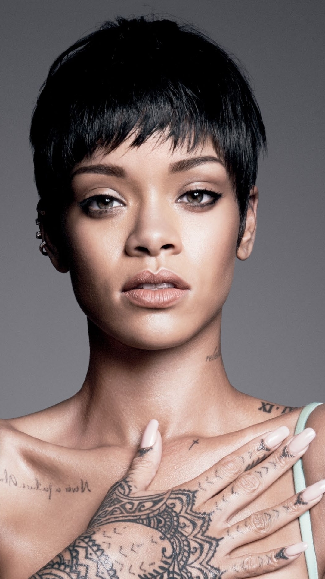 Téléchargez des papiers peints mobile Musique, Rihanna, Tatouage, Brunette, Brune, Chanteuse gratuitement.