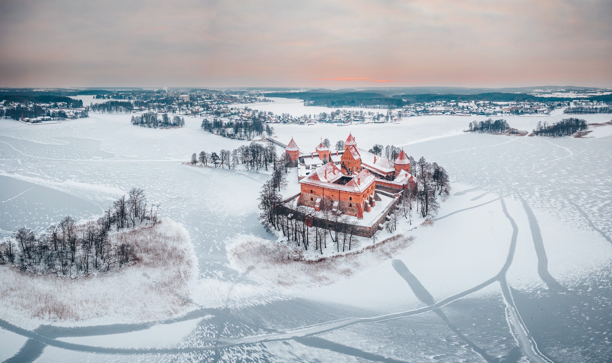 455559 baixar papel de parede feito pelo homem, castelo da ilha de trakai, castelo, horizonte, paisagem, lituânia, inverno, castelos - protetores de tela e imagens gratuitamente