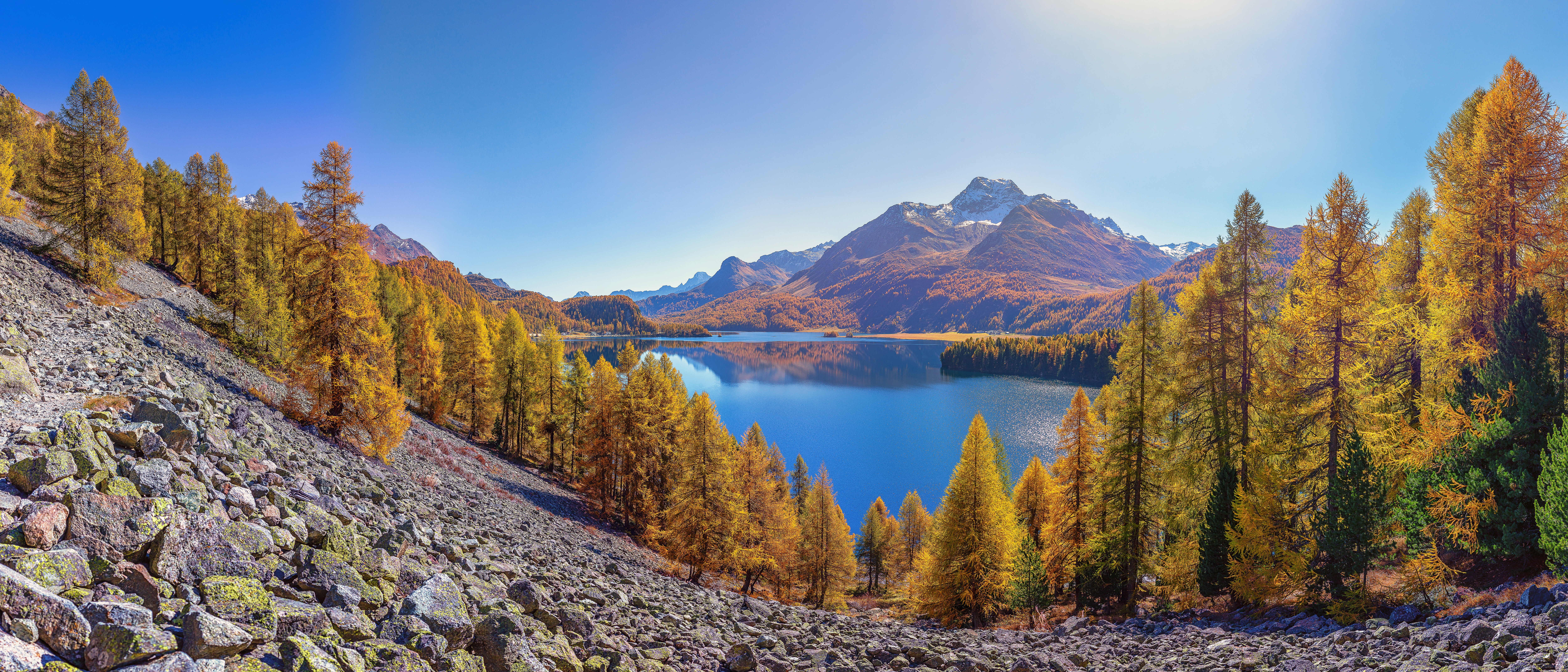Handy-Wallpaper Landschaft, Herbst, Seen, See, Wald, Gebirge, Panorama, Erde/natur, Spiegelung kostenlos herunterladen.