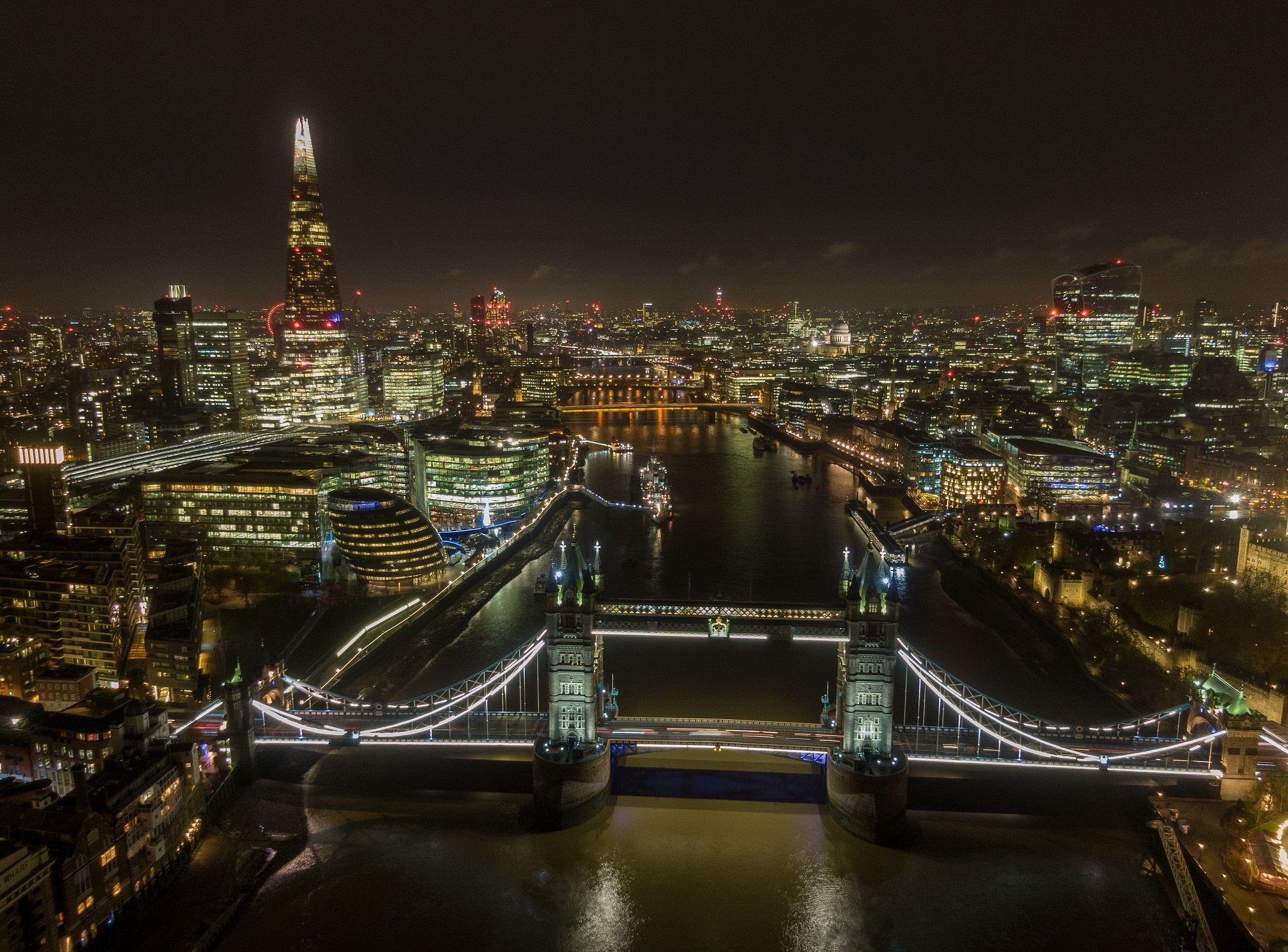 Скачать картинку Города, Ночь, Лондон, Город, Здание, Великобритания, Темза, Тауэрский Мост, Сделано Человеком в телефон бесплатно.