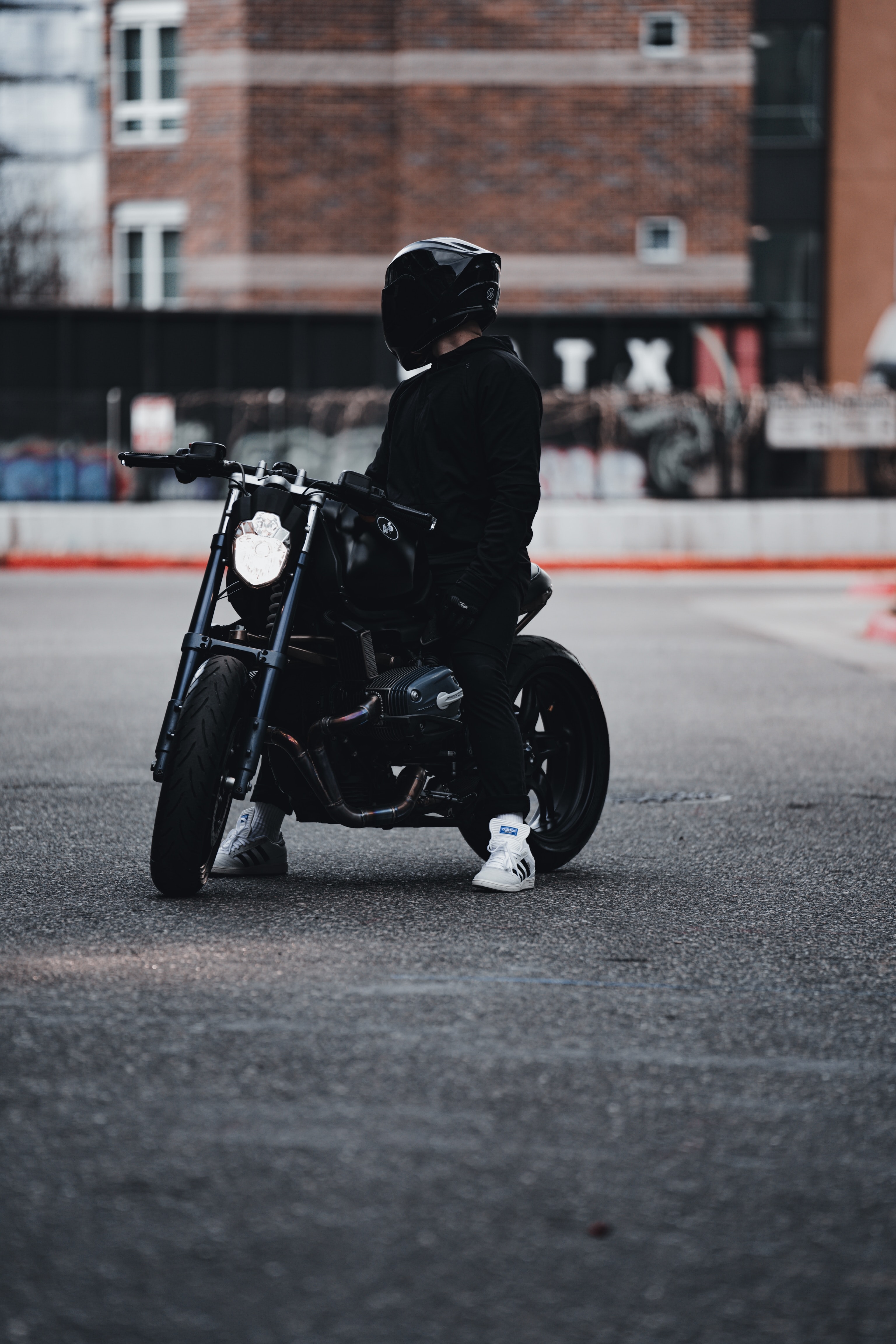140236 descargar imagen el negro, motociclista, motocicletas, casco, negro, motocicleta, bicicleta: fondos de pantalla y protectores de pantalla gratis