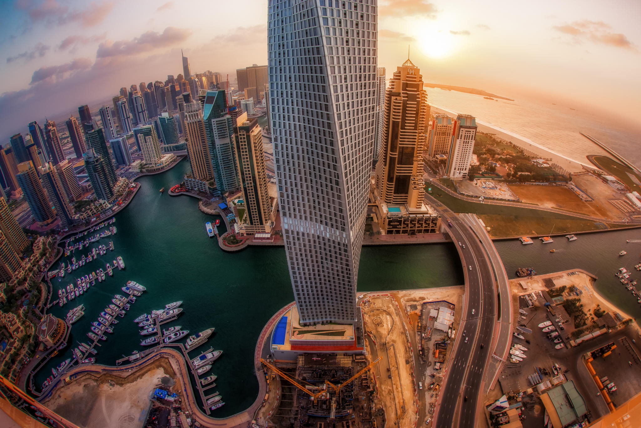 Handy-Wallpaper Städte, Wolkenkratzer, Gebäude, Dubai, Fluss, Boot, Stadtbild, Menschengemacht, Großstadt, Luftbildfotografie kostenlos herunterladen.