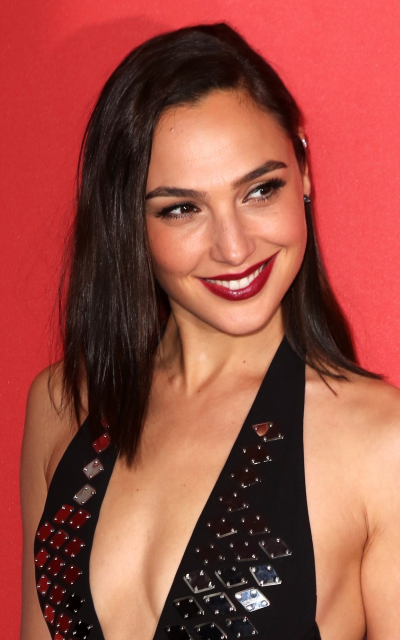 Download mobile wallpaper Smile, Model, Celebrity, Brown Eyes, Black Hair, Actress, Lipstick, Gal Gadot, Israeli for free.