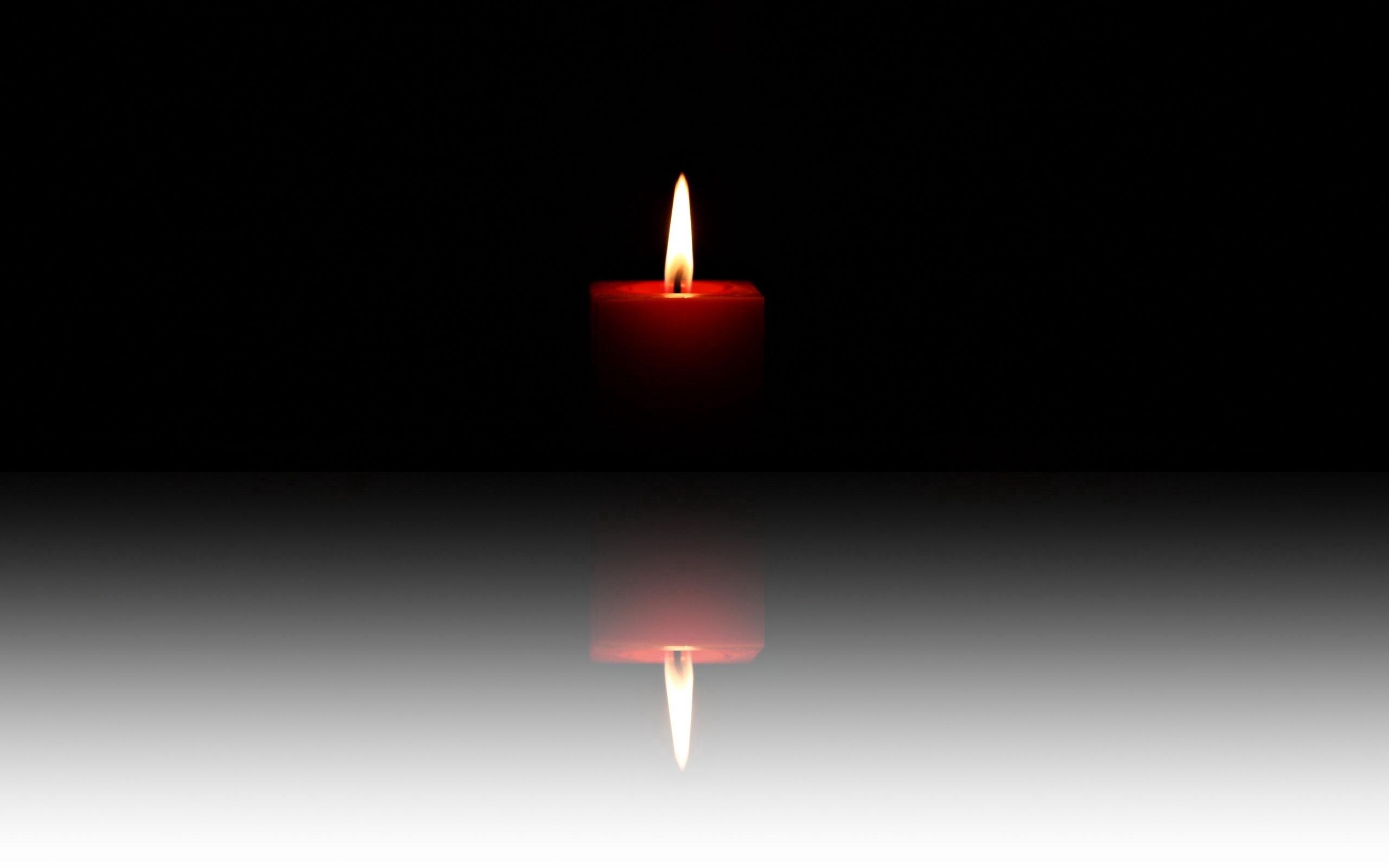 73803 скачать обои темные, свеча, тень, огонь, отражение - заставки и картинки бесплатно