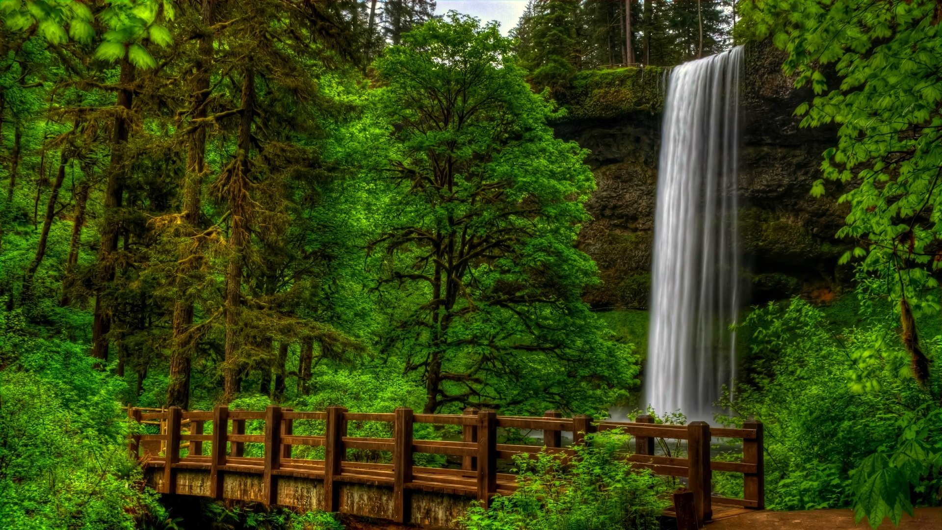Скачать обои бесплатно Водопад, Парк, Дерево, Зеленый, Ограда, Фотографии картинка на рабочий стол ПК