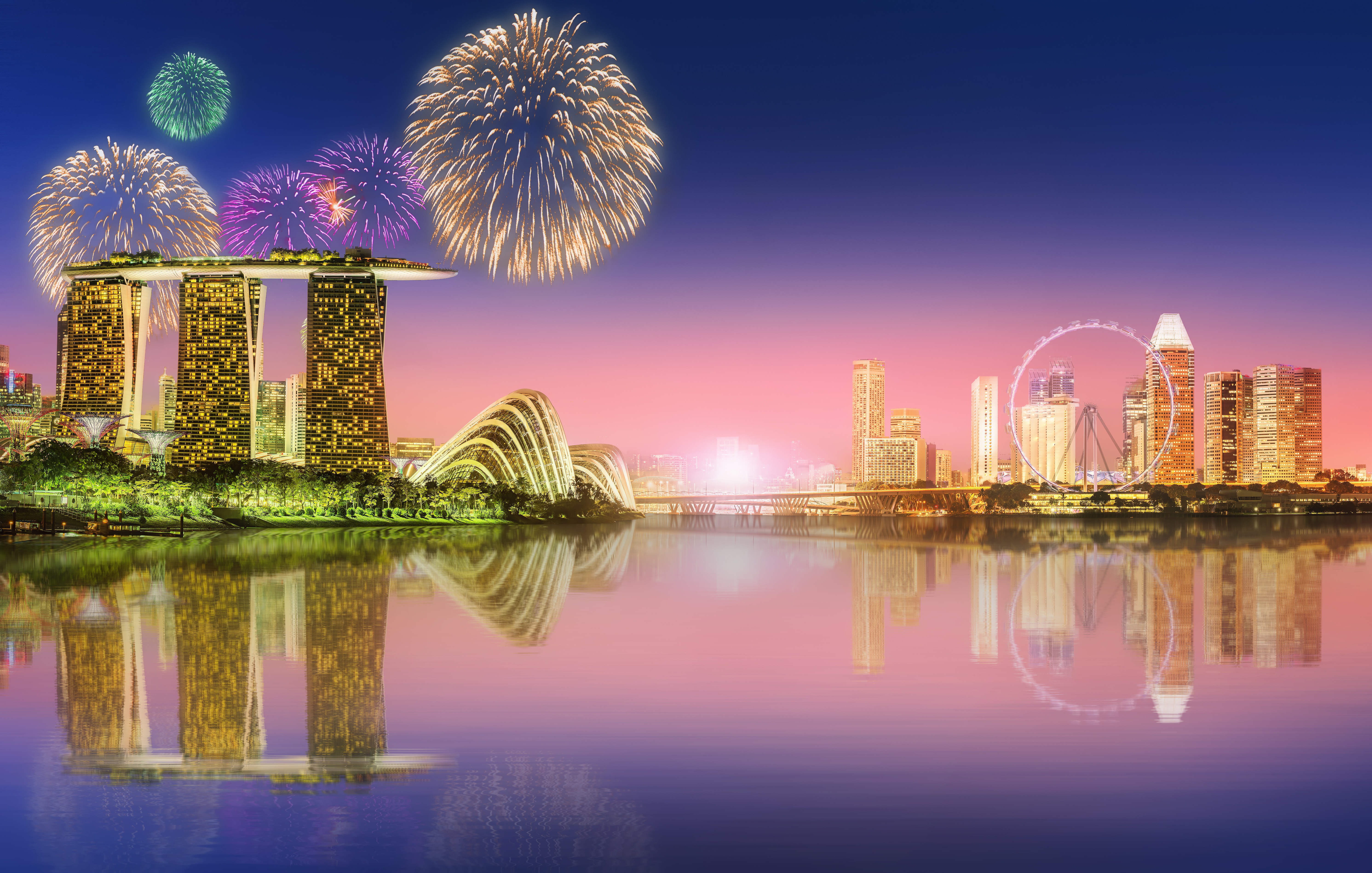 Скачать картинку Ночь, Отражение, Здание, Сингапур, Сделано Человеком, Фейверки, Marina Bay Sands в телефон бесплатно.