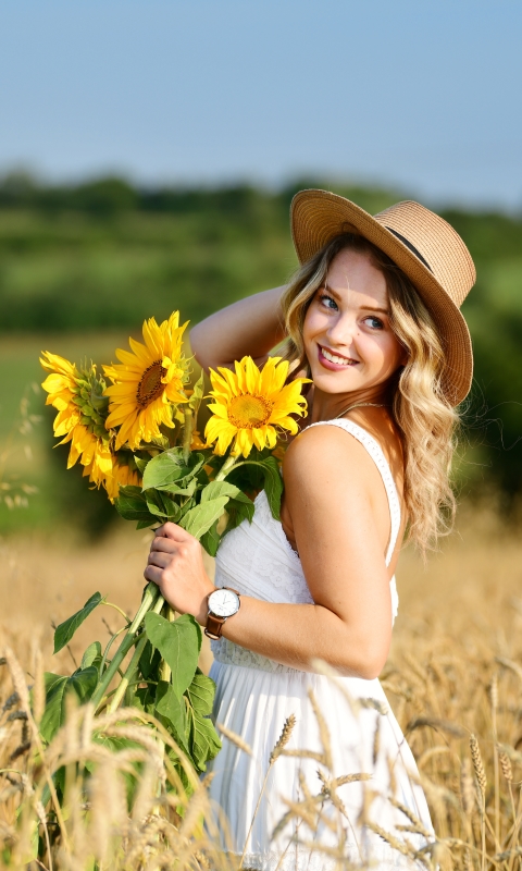 Handy-Wallpaper Sommer, Lächeln, Blond, Sonnenblume, Hut, Modell, Frauen, Blondinen, Tiefenschärfe, Weißes Kleid kostenlos herunterladen.