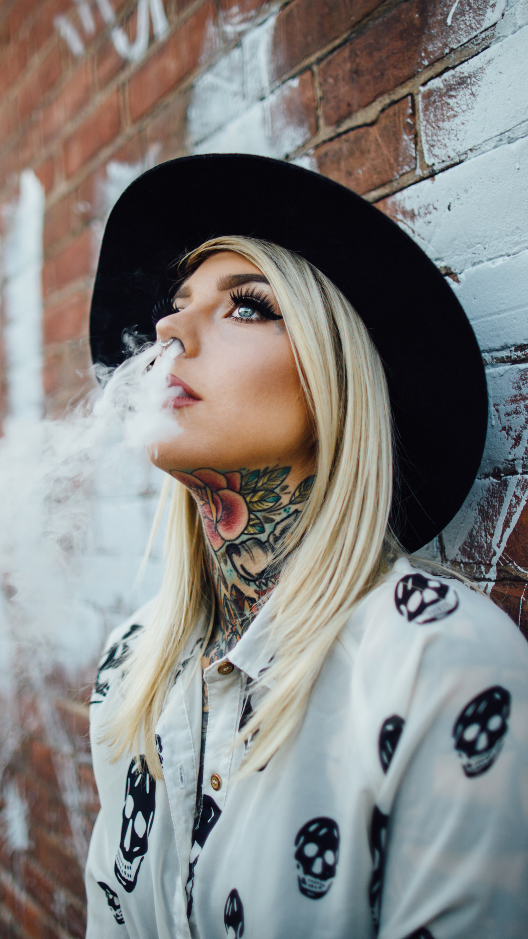 1219902 descargar fondo de pantalla mujeres, tatuaje, sombrero, fumar, humo, modelo, rubio, rubia: protectores de pantalla e imágenes gratis