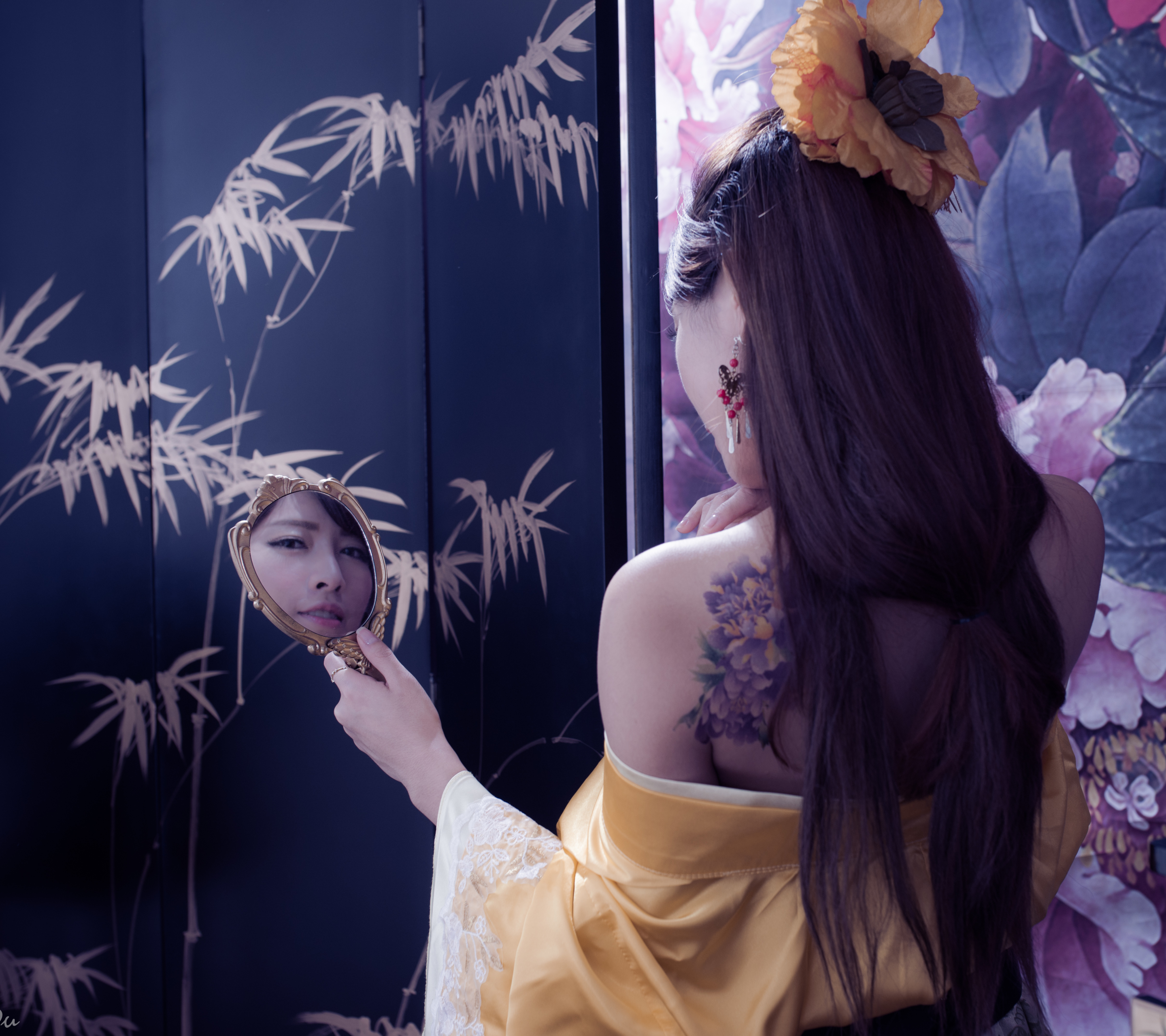 Download mobile wallpaper Reflection, Flower, Tattoo, Hair, Mirror, Women, Asian, Taiwanese, Traditional Costume, Hair Dress, Liào Kǎndì for free.