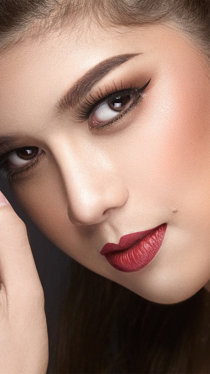 Handy-Wallpaper Gesicht, Modell, Frauen, Blick, Braune Augen, Lippenstift kostenlos herunterladen.