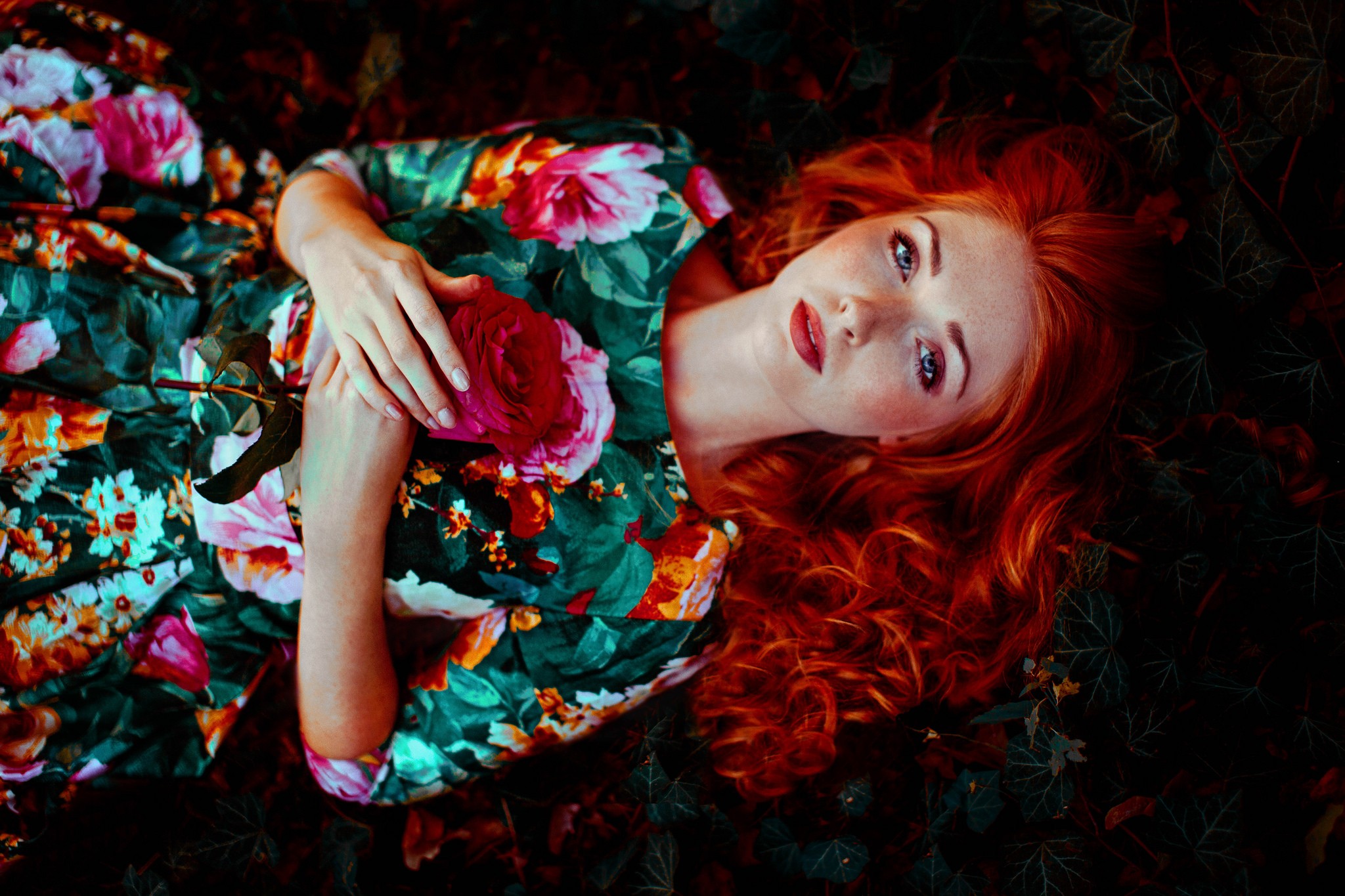 Free download wallpaper Rose, Redhead, Dress, Model, Women, Blue Eyes, Lipstick, Lying Down on your PC desktop