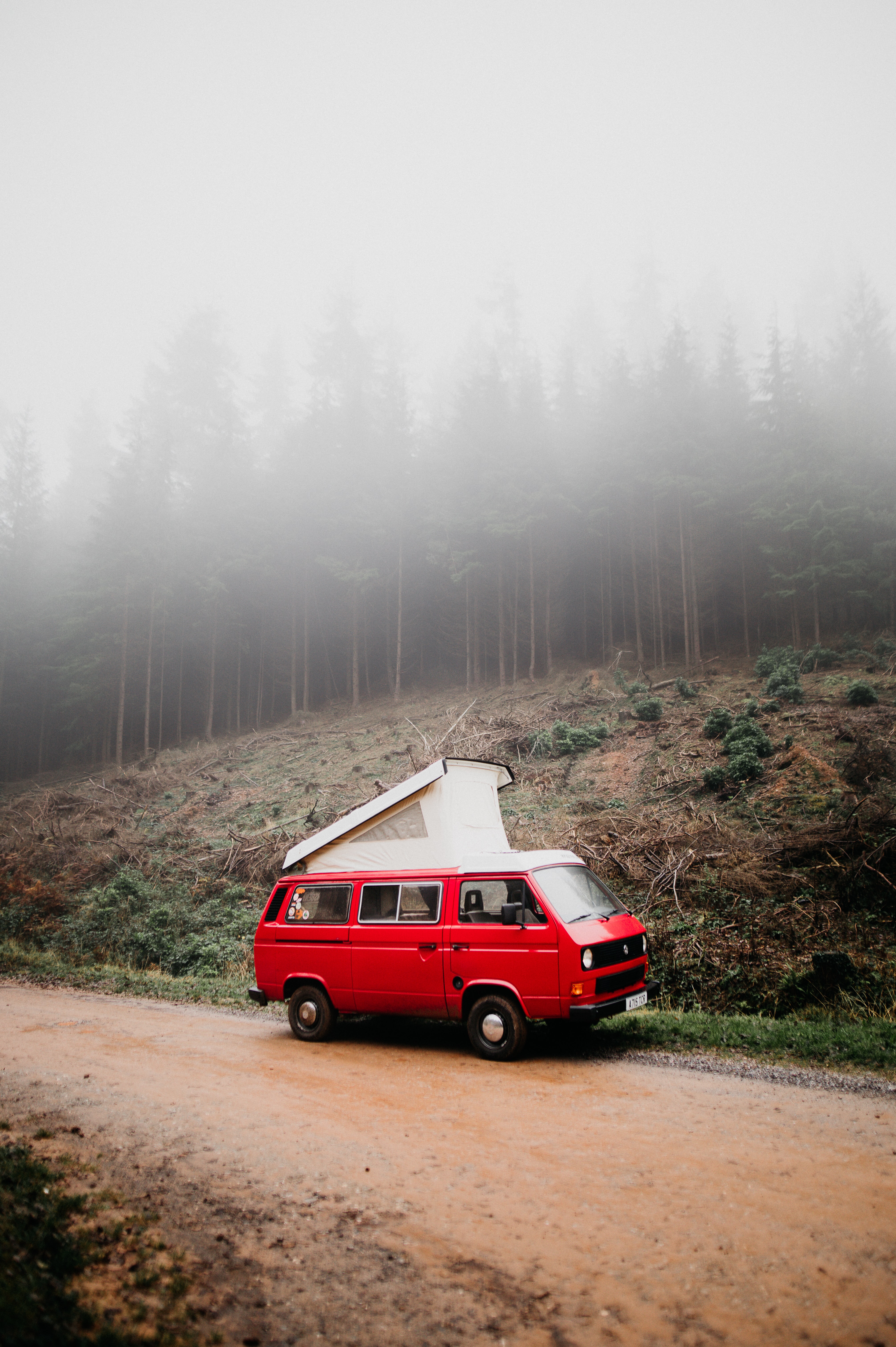 121634 скачать картинку природа, тачки (cars), красный, туман, автомобиль, фургон, путешествия - обои и заставки бесплатно