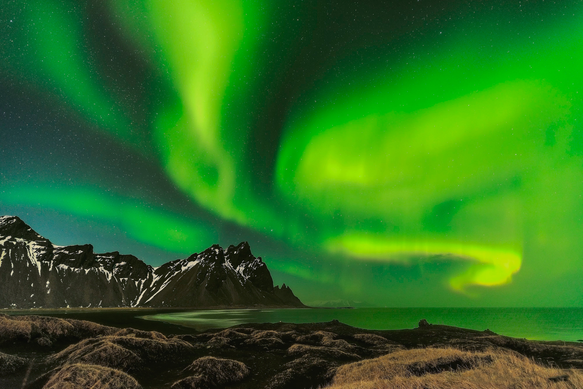 Скачати мобільні шпалери Природа, Земля, Північне Сяйво, Ісландія, Гора Вестрагорн безкоштовно.