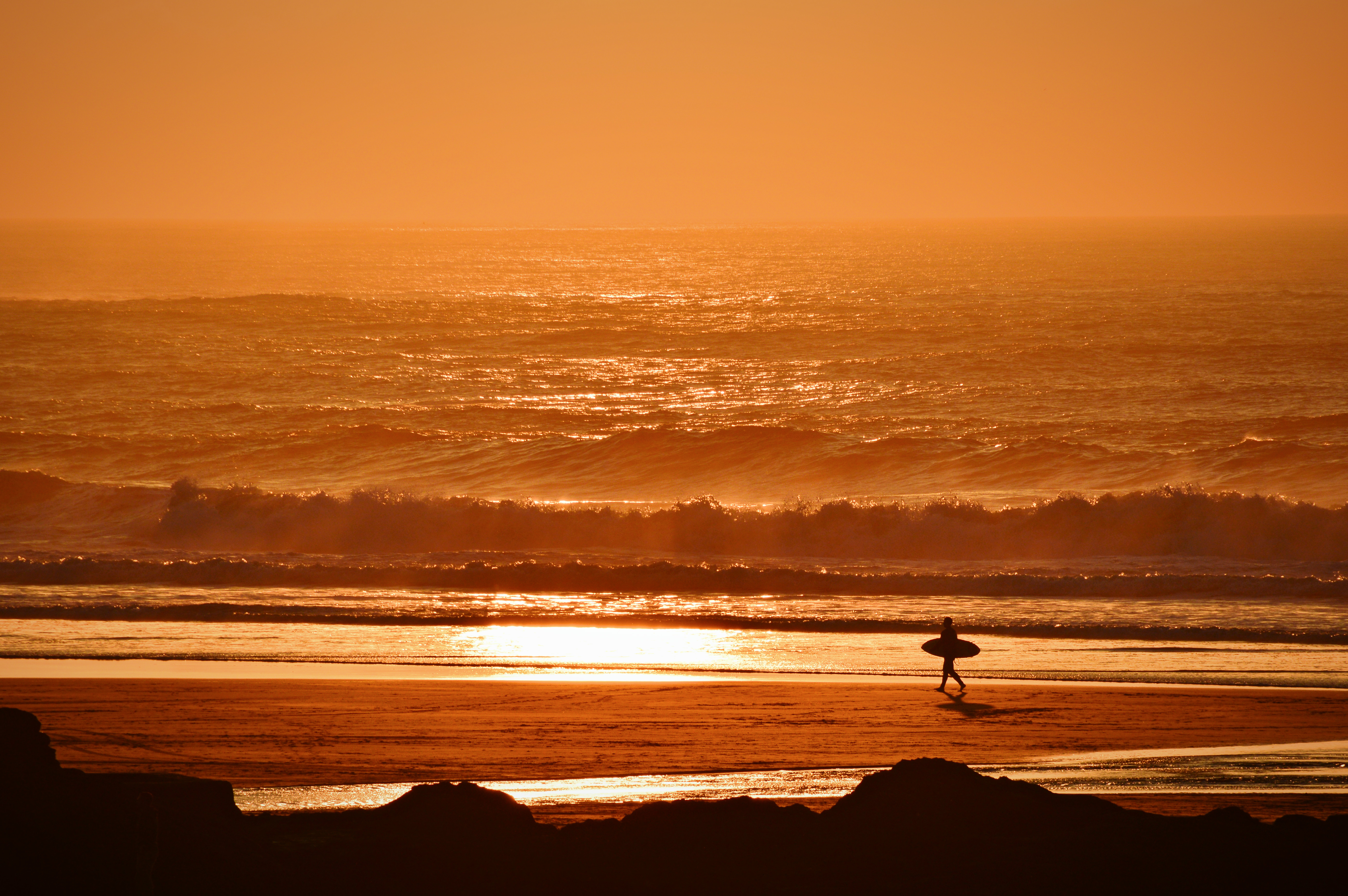 Free download wallpaper Nature, Sunset, Surfer, Waves, Ocean on your PC desktop