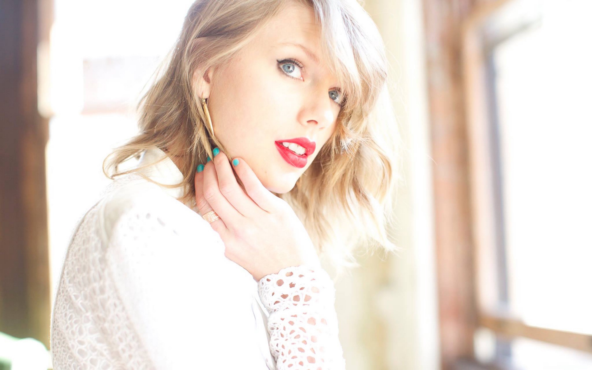 Download mobile wallpaper Music, Singer, Blonde, Blue Eyes, American, Taylor Swift, Lipstick for free.