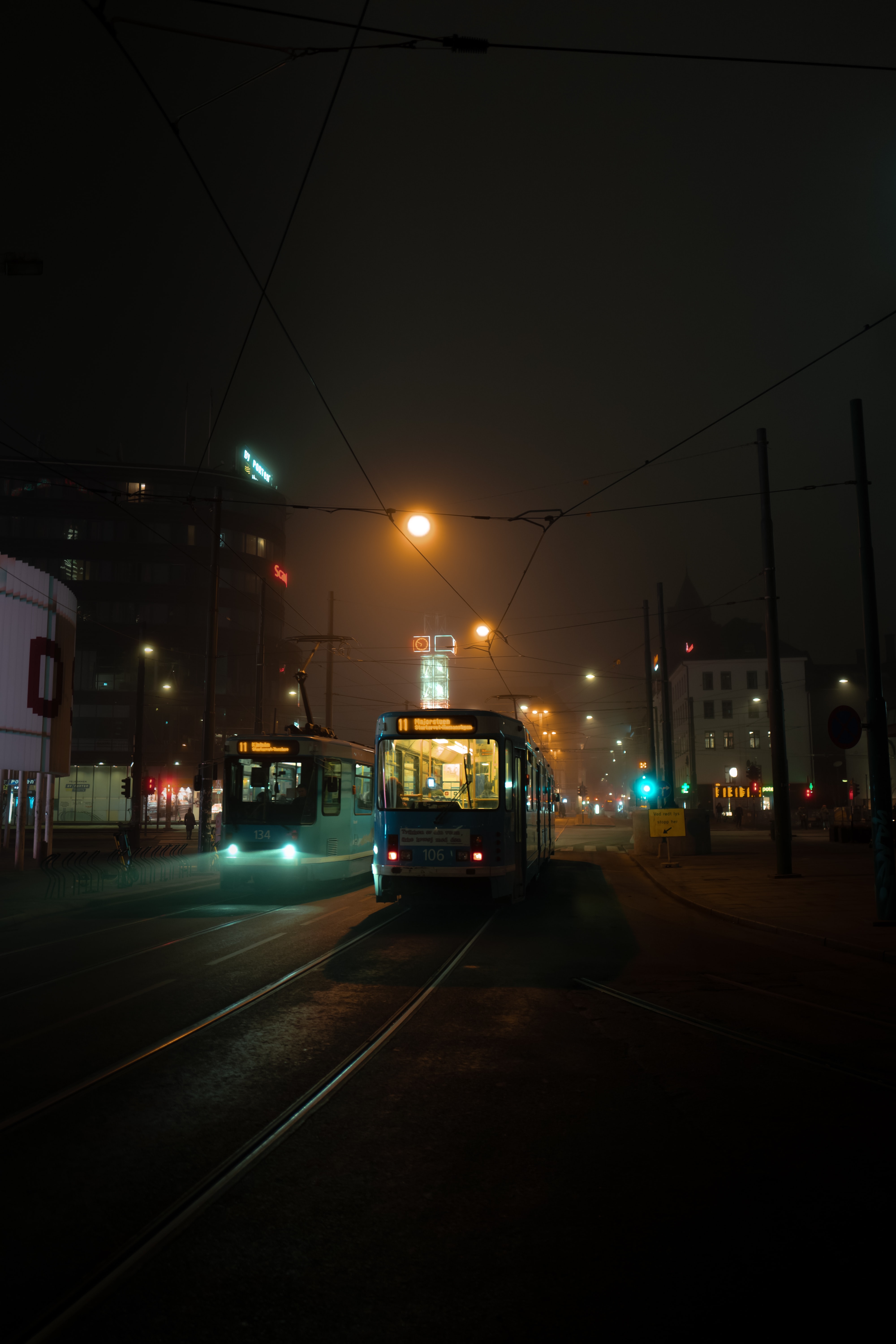 146192 скачать обои трамвай, рельсы, темные, темный, ночь, город - заставки и картинки бесплатно