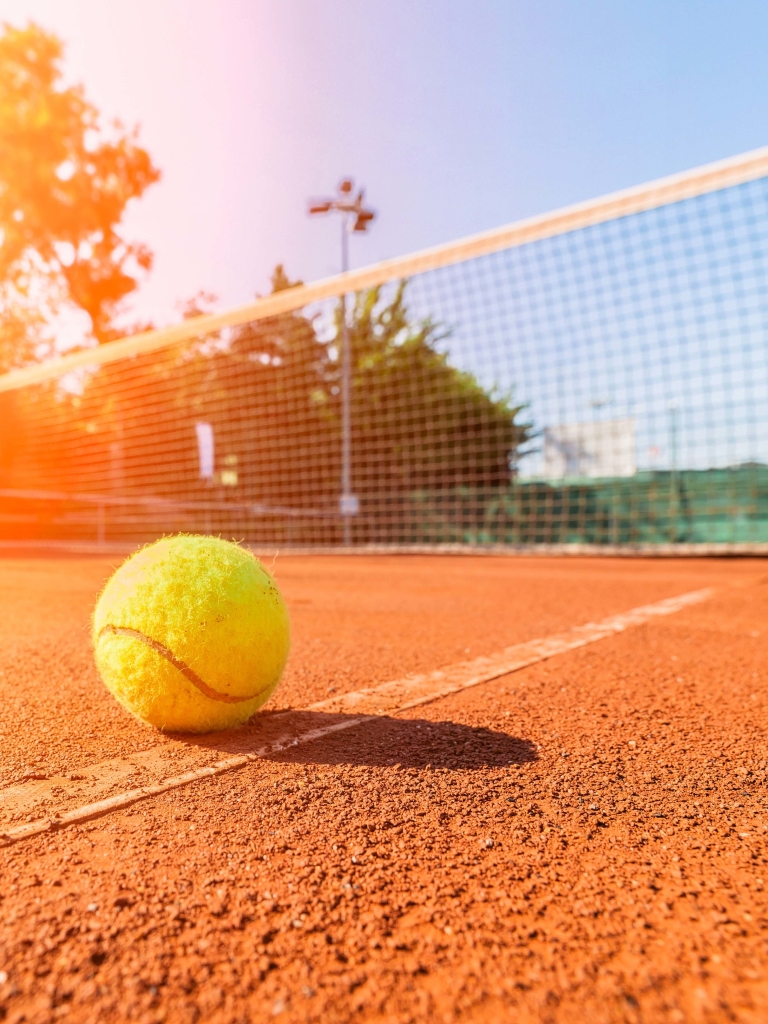Скачать картинку Теннис, Шар, Мяч, Солнечно, Большой Теннис, Виды Спорта в телефон бесплатно.