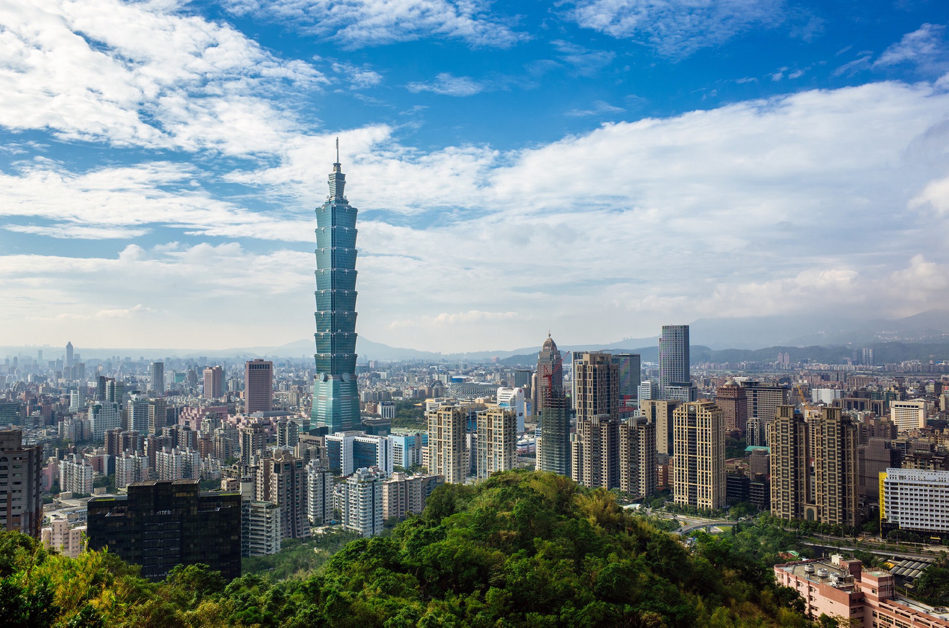 422320 скачать обои небоскрёб, сделано человеком, тайбэй, здание, город, городской пейзаж, облака, небо, тайбэй 101, тайвань, города - заставки и картинки бесплатно