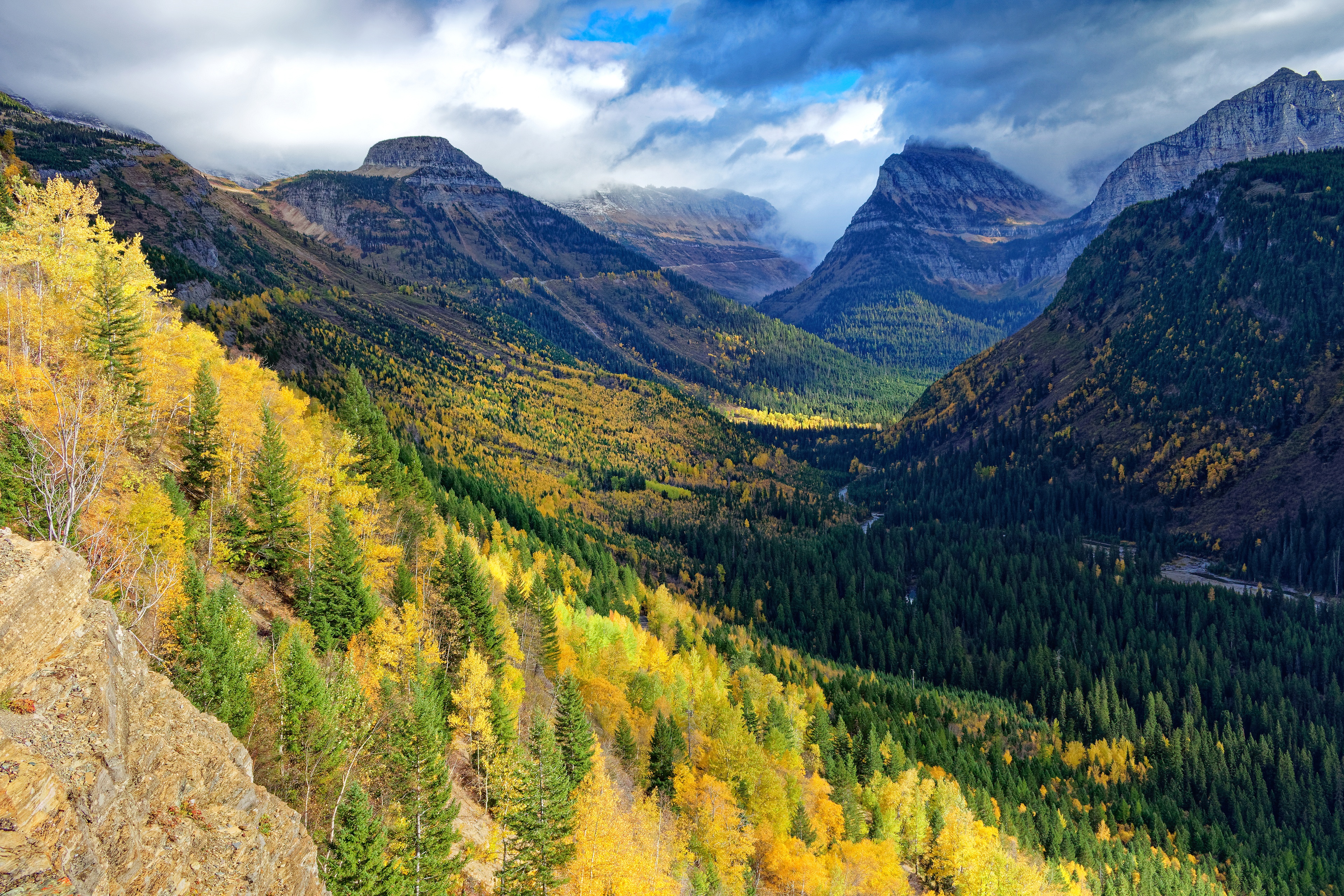 Скачать картинку Осень, Гора, Лес, Долина, Ландшафт, Земля/природа в телефон бесплатно.