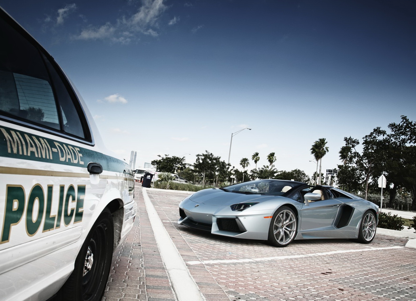 Handy-Wallpaper Lamborghini Aventador, Fahrzeuge kostenlos herunterladen.