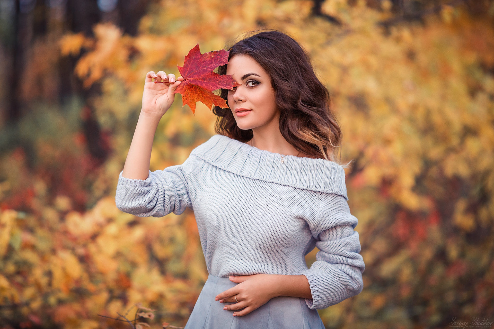 Laden Sie das Herbst, Brünette, Modell, Frauen, Braune Augen, Tiefenschärfe-Bild kostenlos auf Ihren PC-Desktop herunter