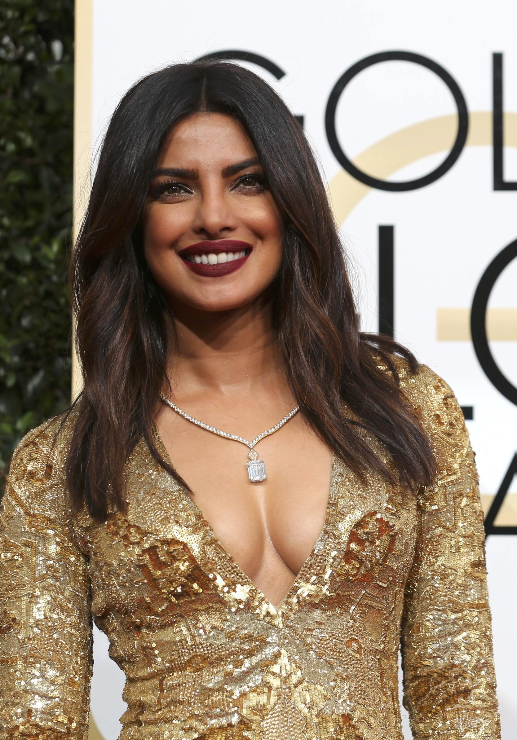 Download mobile wallpaper Smile, Brunette, Indian, Celebrity, Brown Eyes, Actress, Lipstick, Priyanka Chopra for free.