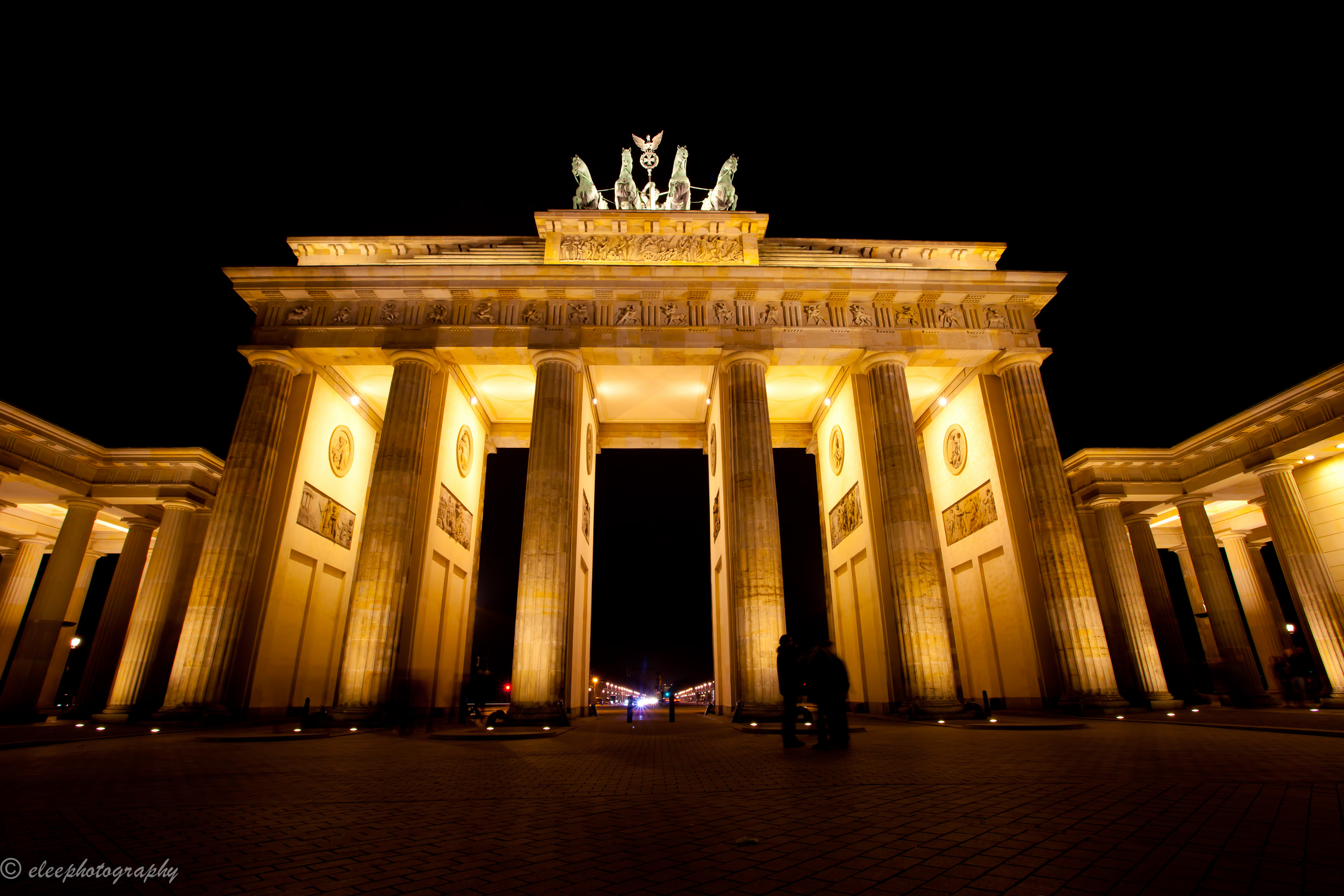 Baixar papel de parede para celular de Noite, Berlim, Monumentos, Luz, Monumento, Alemanha, Feito Pelo Homem, Portão De Brandenburgo gratuito.