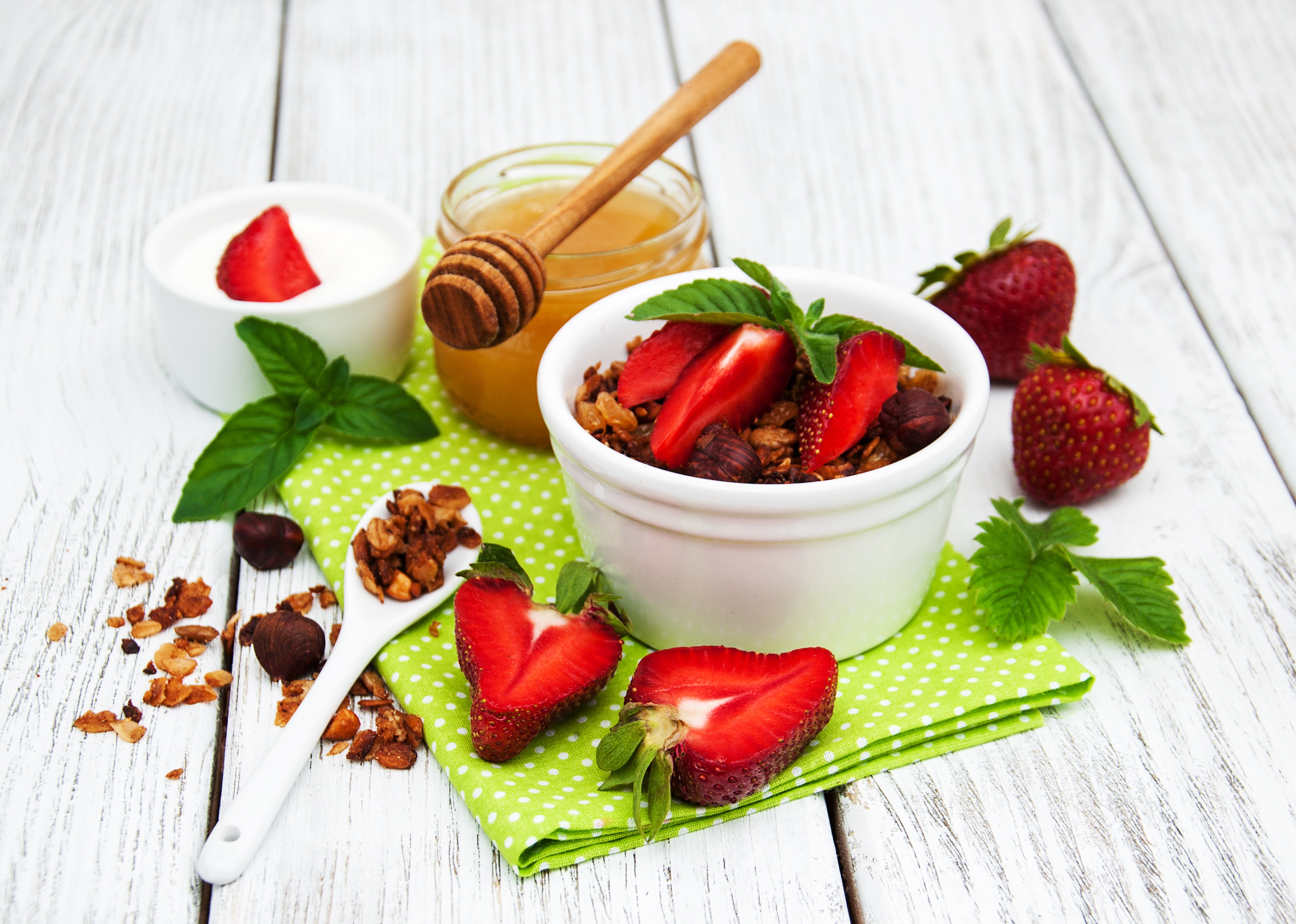 Laden Sie das Erdbeere, Frucht, Honig, Müsli, Nahrungsmittel, Stillleben, Frühstuck-Bild kostenlos auf Ihren PC-Desktop herunter