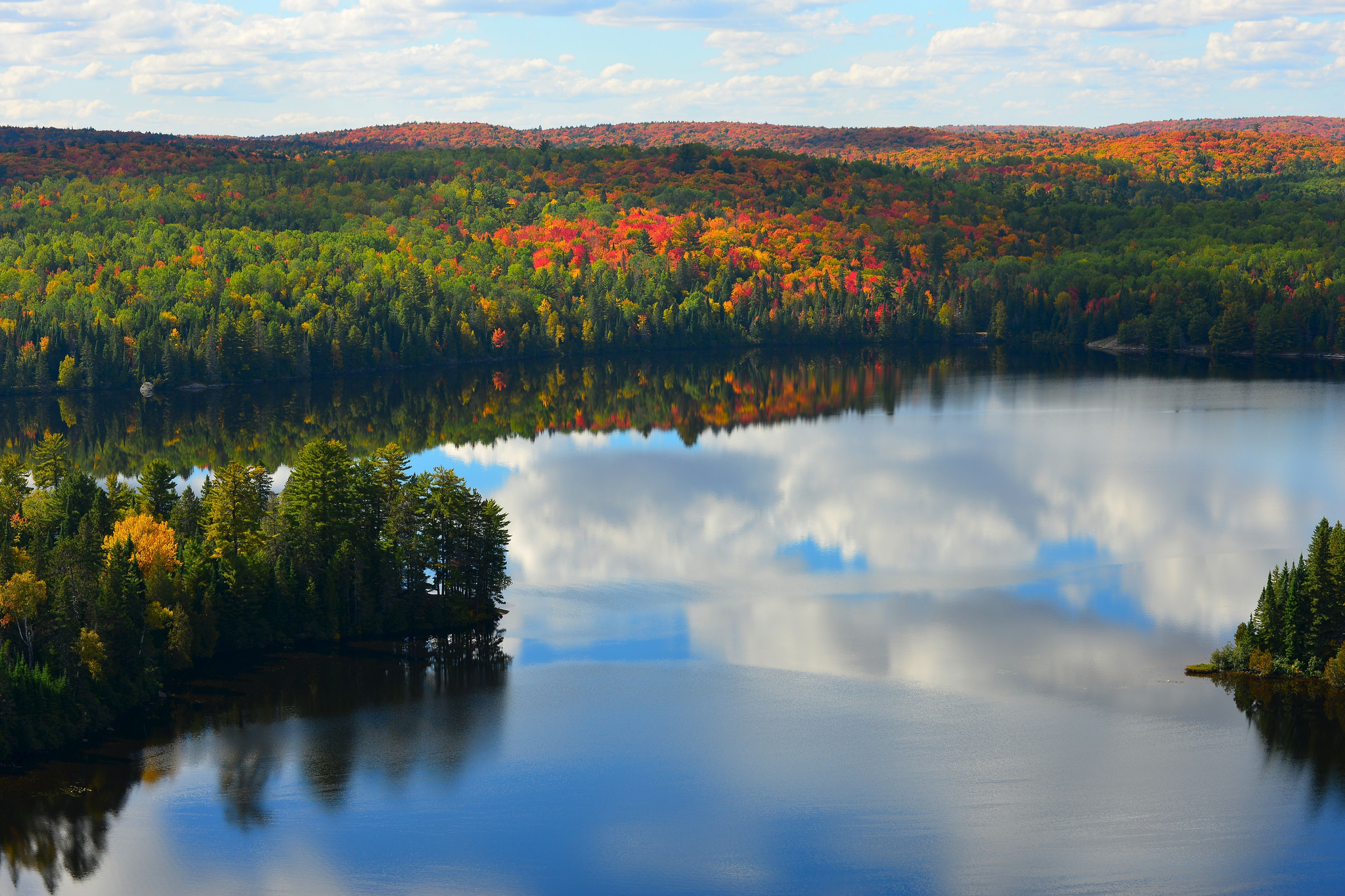 Handy-Wallpaper Natur, Herbst, See, Wald, Wolke, Himmel, Erde/natur, Spiegelung kostenlos herunterladen.