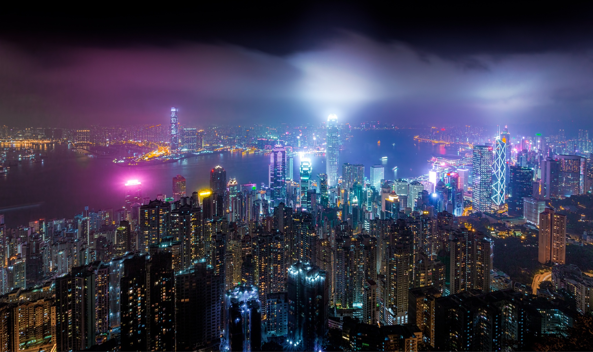 Скачать картинку Города, Ночь, Город, Здание, Городской Пейзаж, Гонконг, Антенна, Небоскрёб, Сделано Человеком, Кита́й в телефон бесплатно.