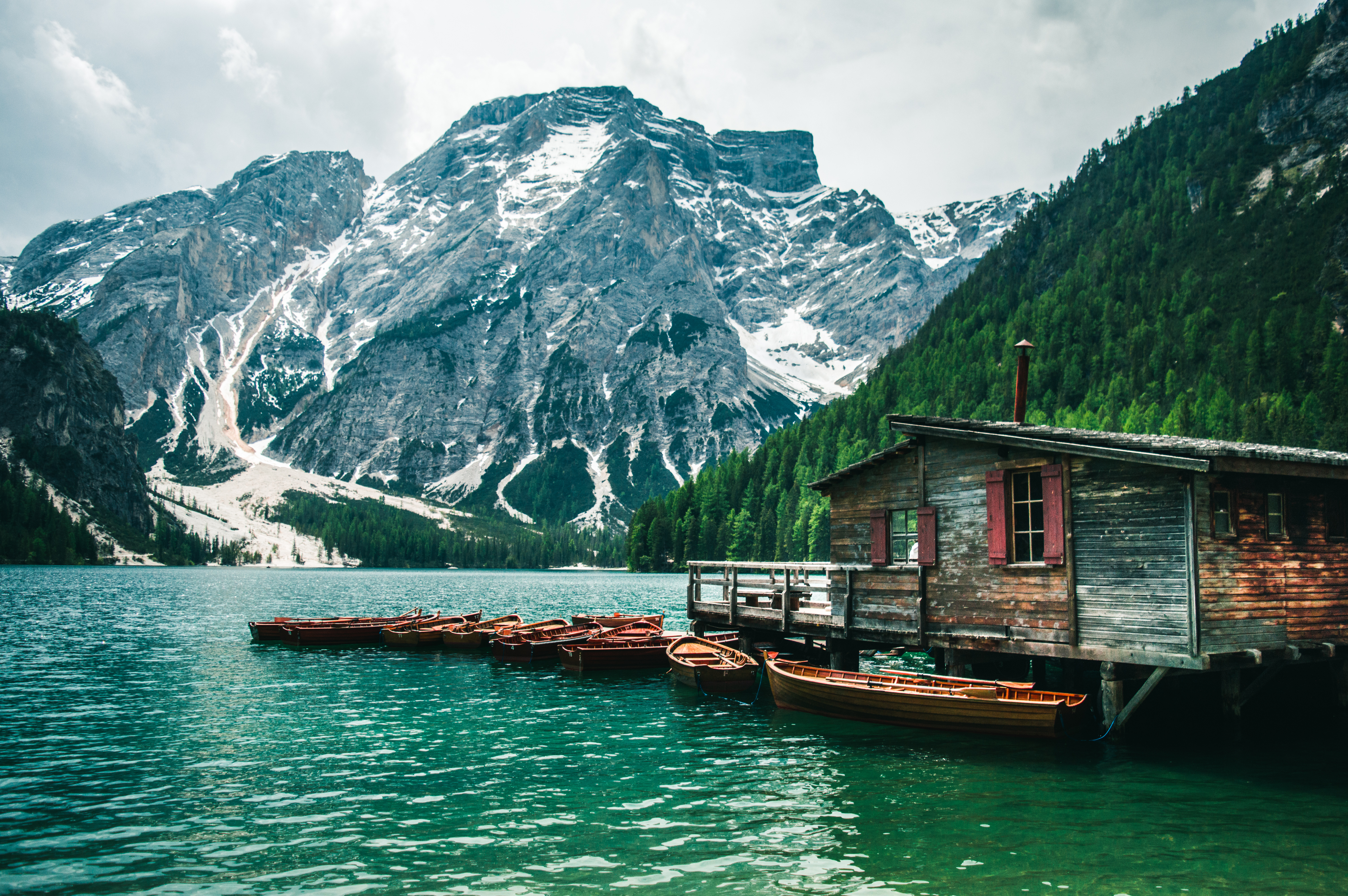 Laden Sie das Natur, Gebäude, Ein Boot, Boot, Steigung, Mountains-Bild kostenlos auf Ihren PC-Desktop herunter