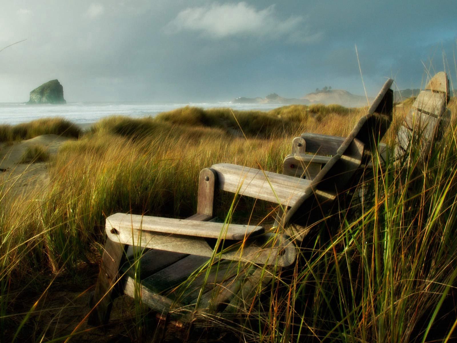 149404 descargar fondo de pantalla naturaleza, hierba, mar, tormenta, sillas, viento: protectores de pantalla e imágenes gratis