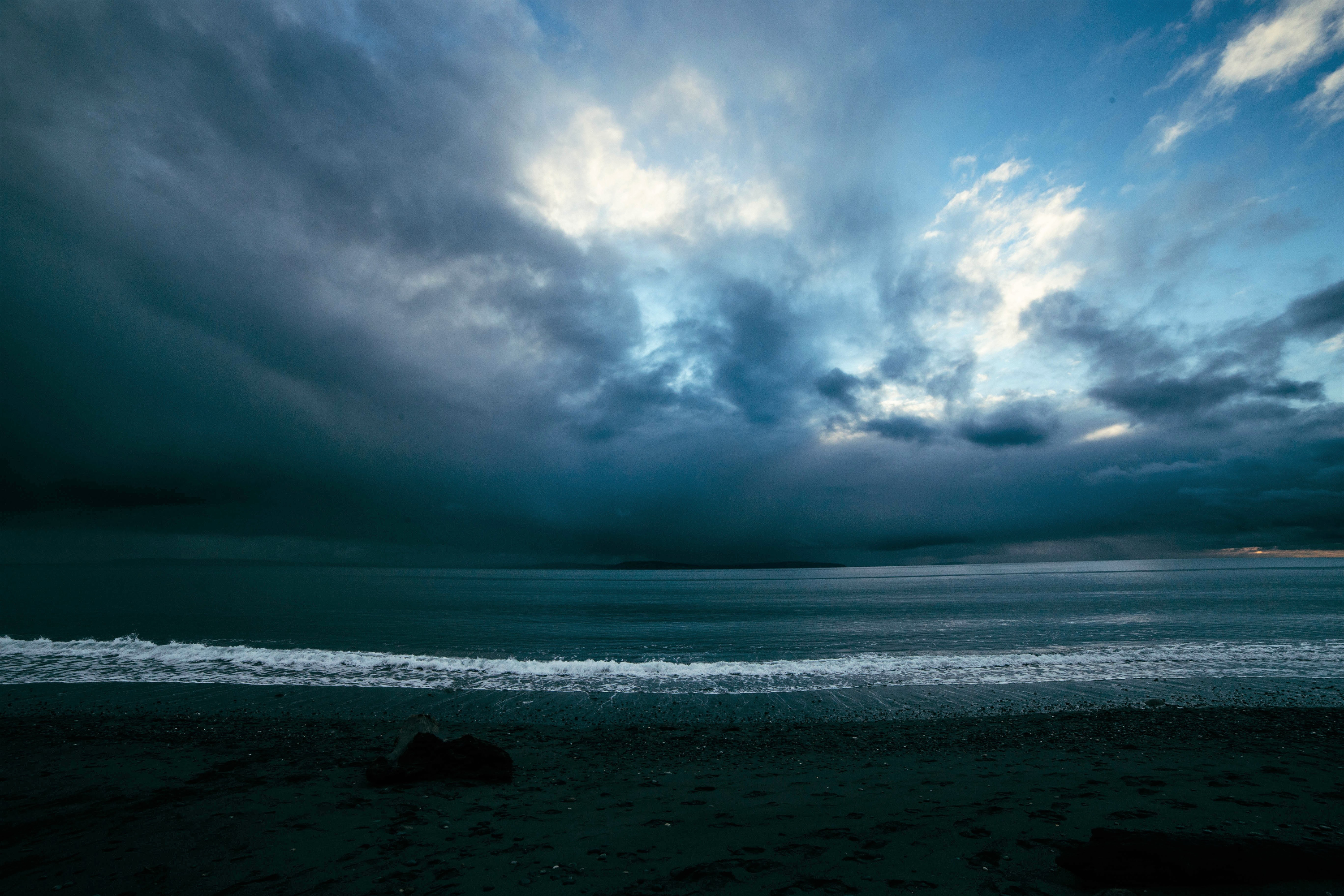 Скачать картинку Море, Океан, Синий, Серый, Облако, Буря, Земля/природа в телефон бесплатно.