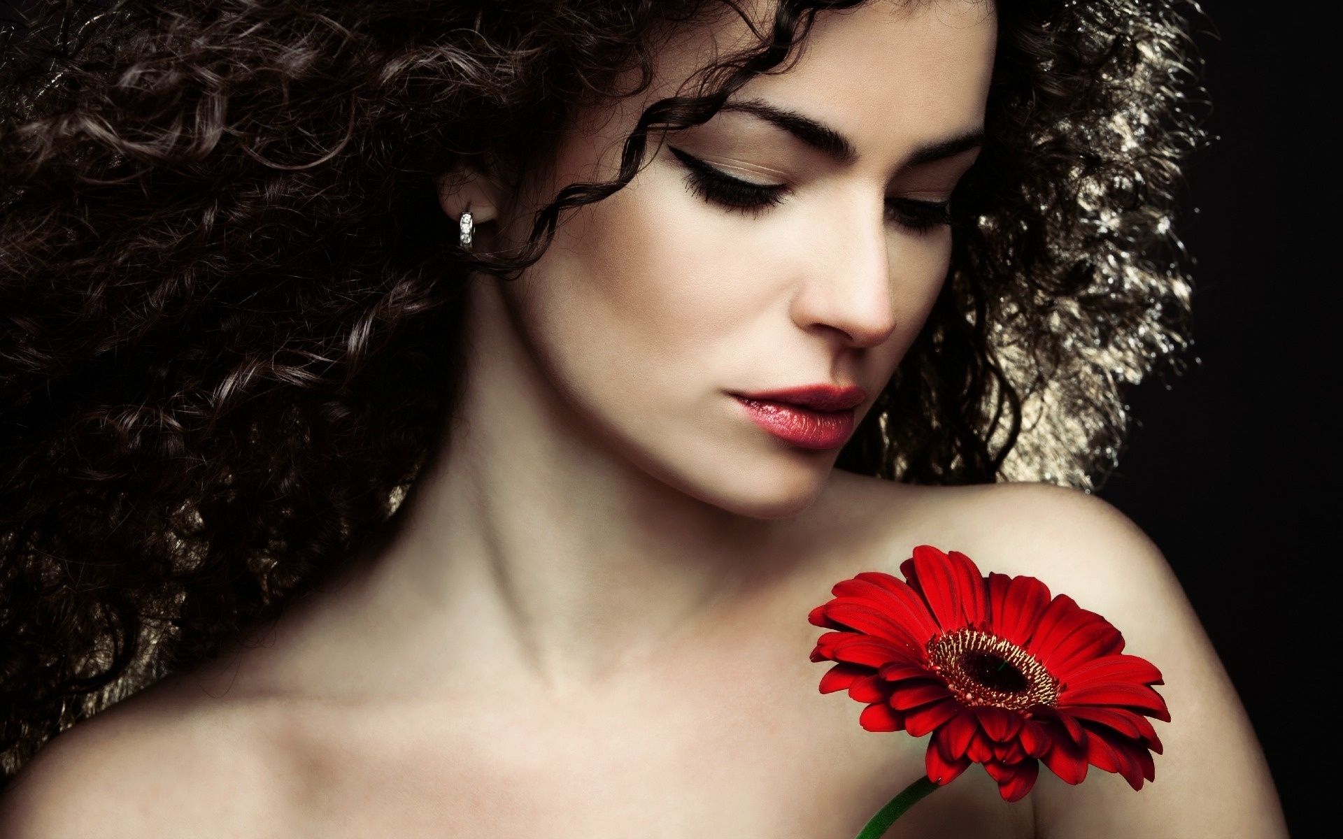 Laden Sie das Gerbera, Blume, Gesicht, Brünette, Locken, Frauen, Rote Blume-Bild kostenlos auf Ihren PC-Desktop herunter