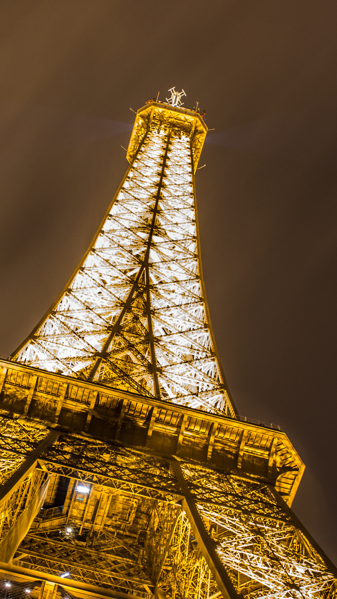 Handy-Wallpaper Paris, Eiffelturm, Licht, Frankreich, Nahansicht, Monument, Nacht, Monumente, Menschengemacht kostenlos herunterladen.