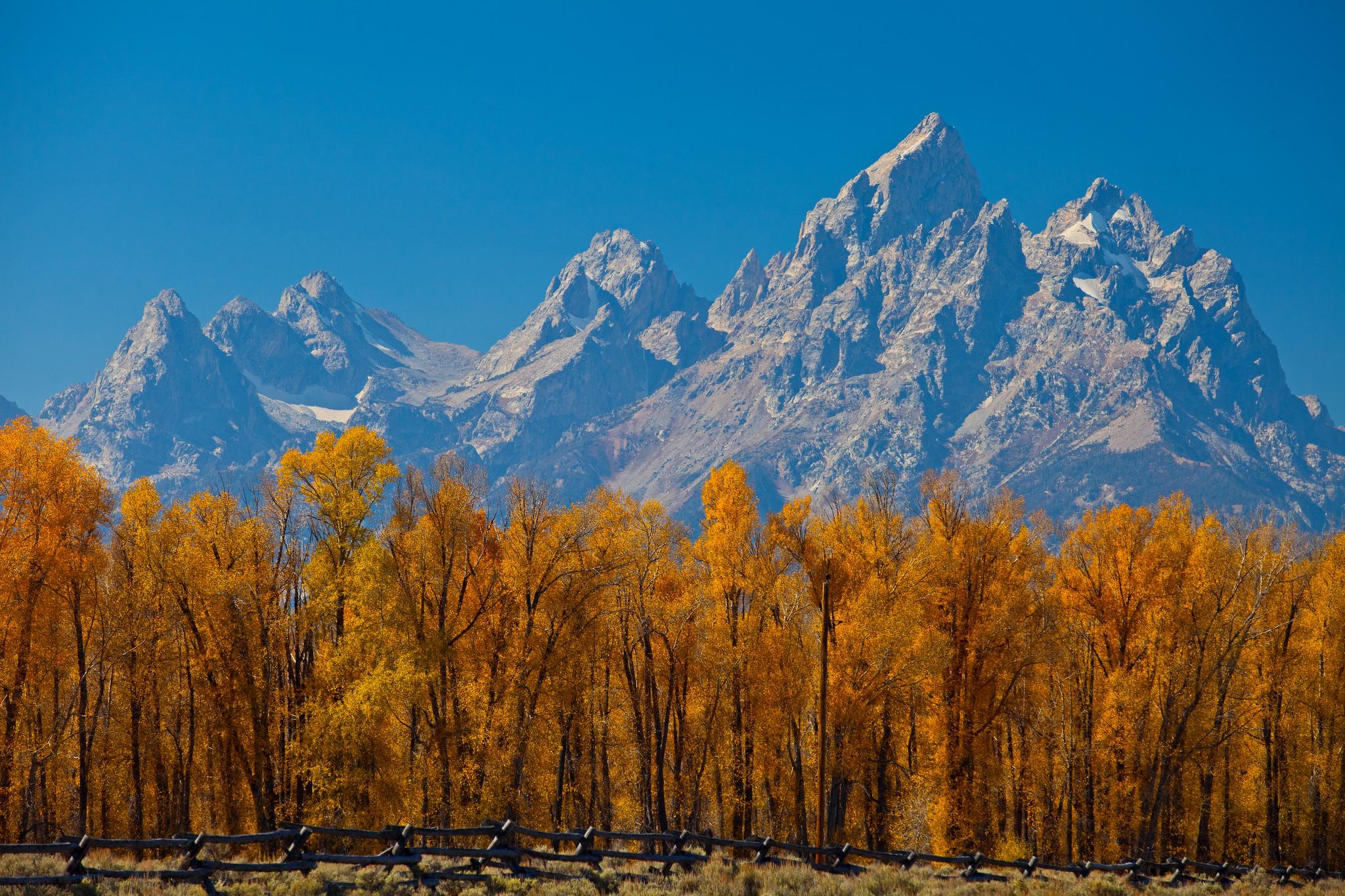 PCデスクトップに自然, 木, 秋, 山, 地球, フェンス, 空, 山岳画像を無料でダウンロード
