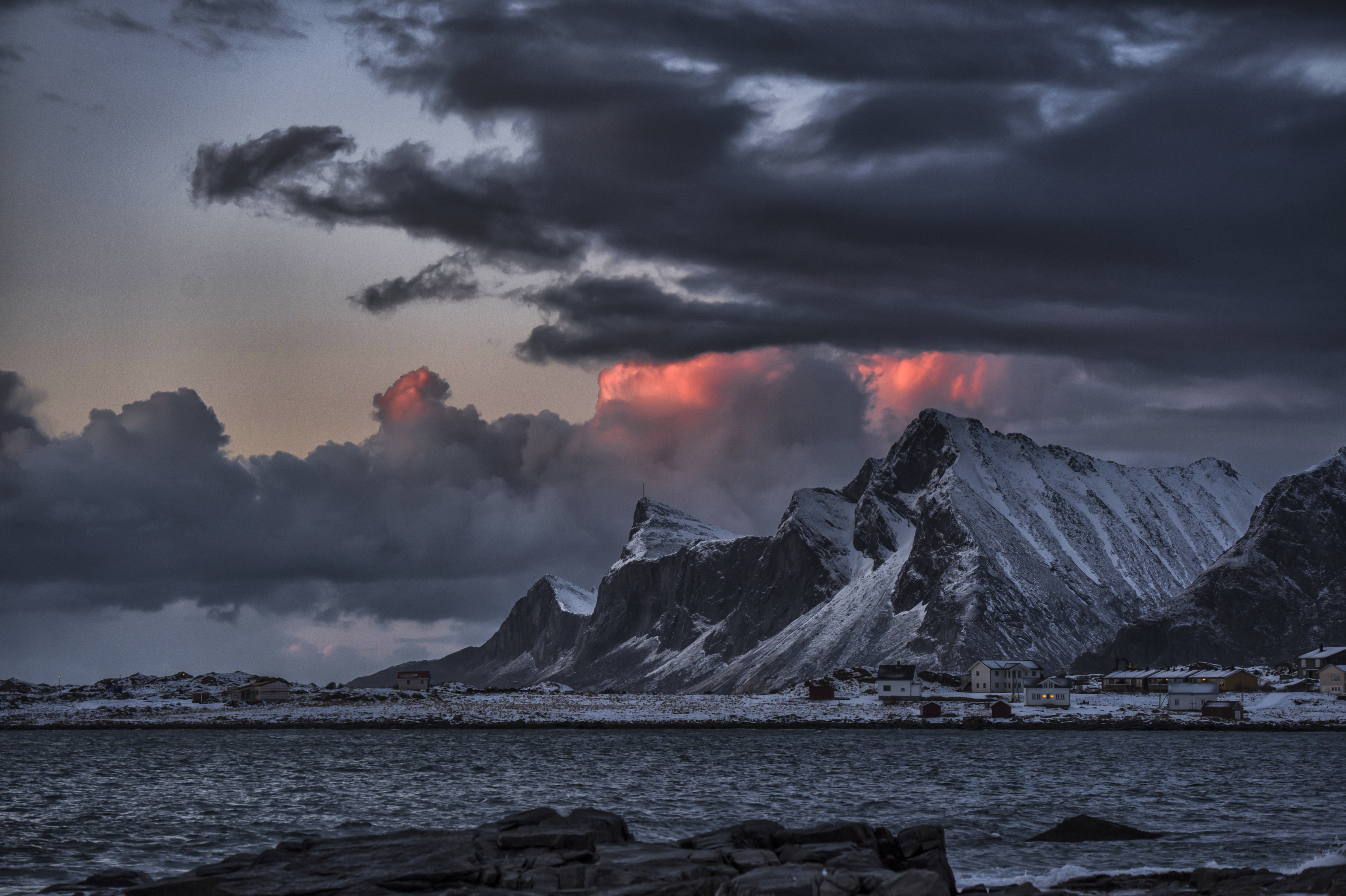 686547 télécharger le fond d'écran arctique, photographie, îles lofoten, nuage, montagne, norvège, scandinavie, mer, rivage, village - économiseurs d'écran et images gratuitement