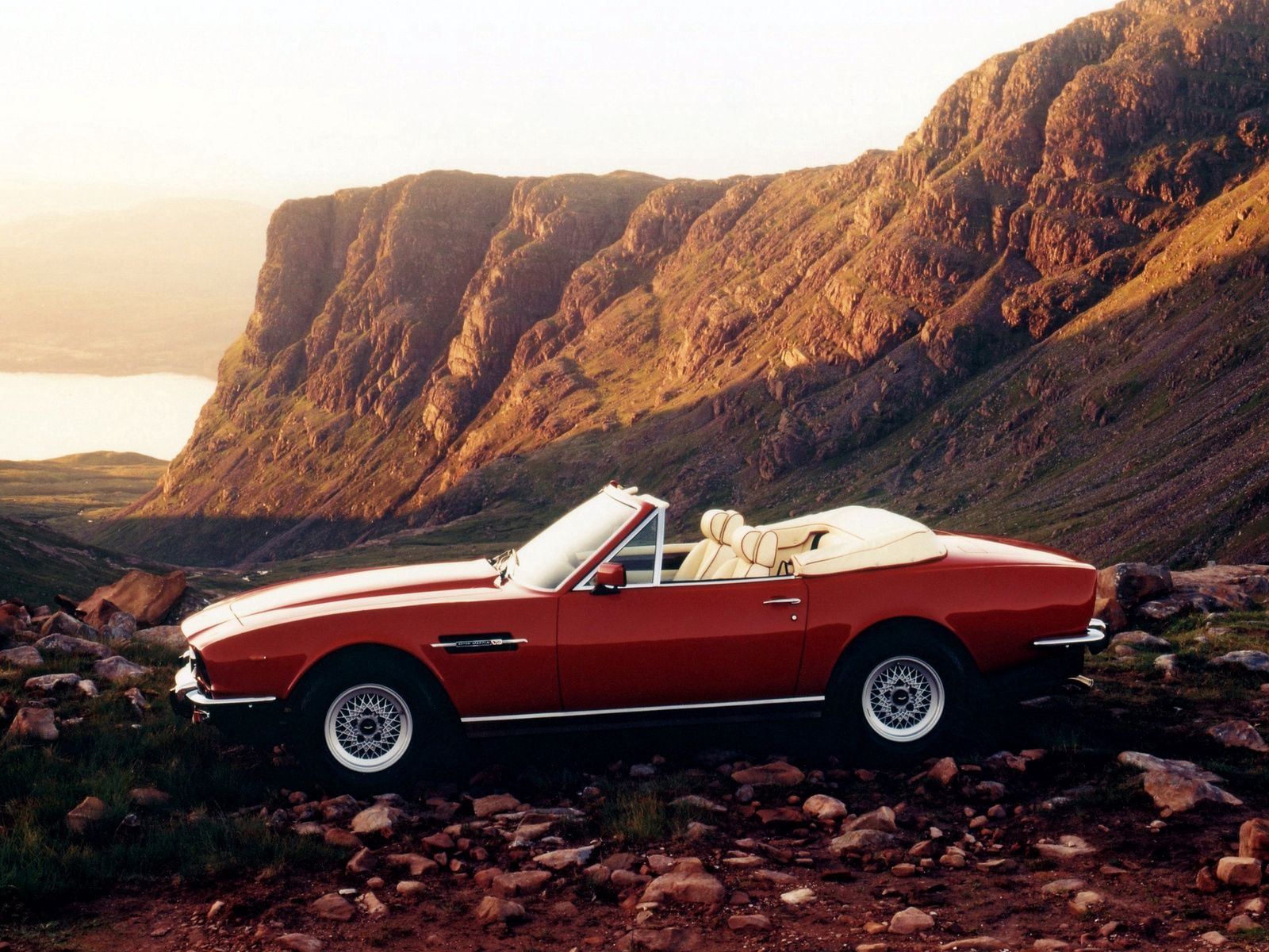 136927 Hintergrundbild herunterladen auto, natur, aston martin, cars, rot, seitenansicht, cabriolet, v8, 1977 - Bildschirmschoner und Bilder kostenlos